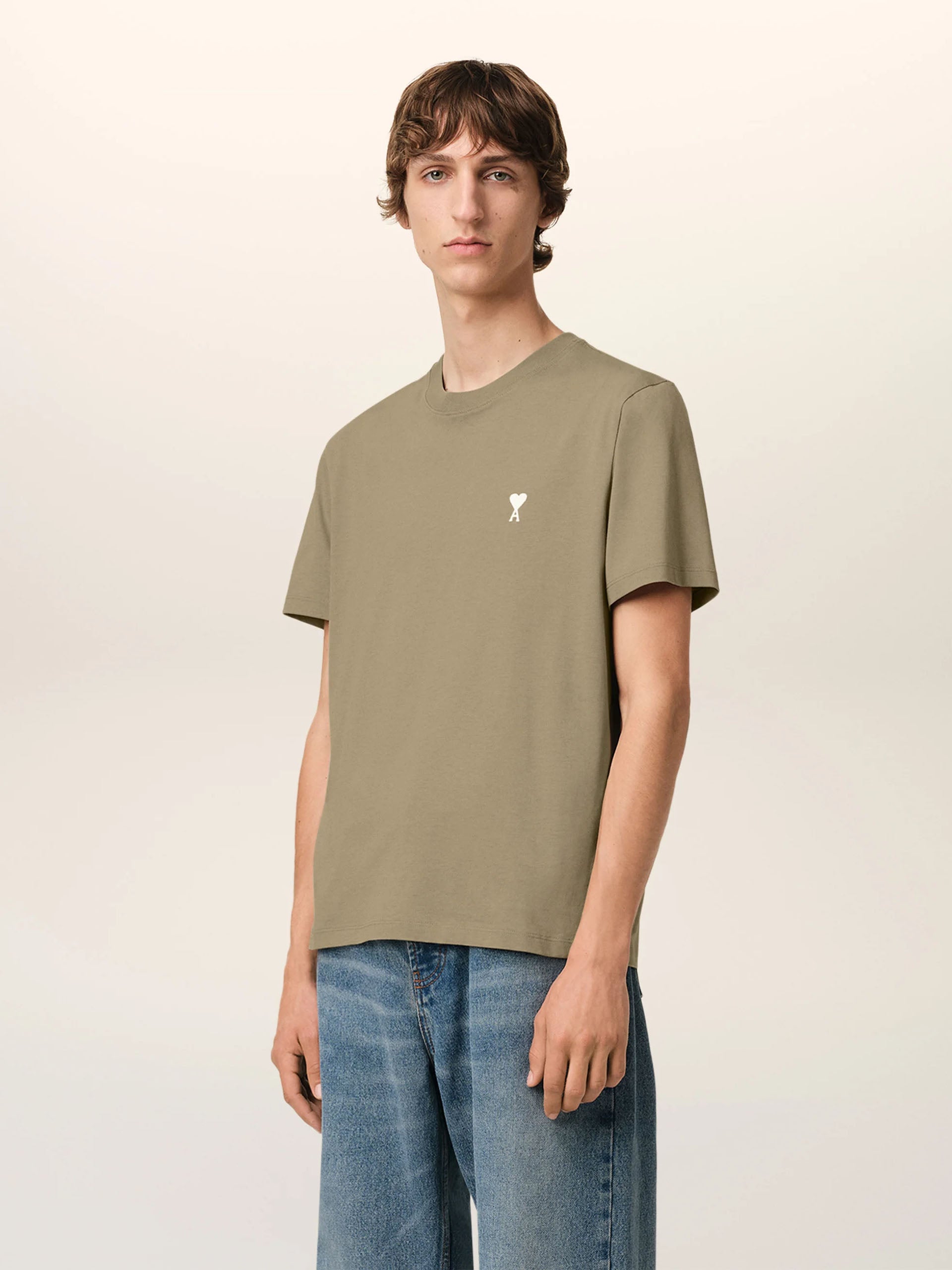 AMI PARIS - T-Shirt Ami De Coeur mit weißem Logo in Khaki