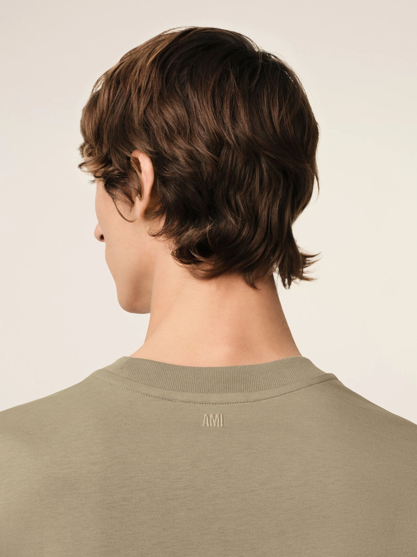 AMI PARIS - T-Shirt Ami De Coeur mit weißem Logo in Khaki