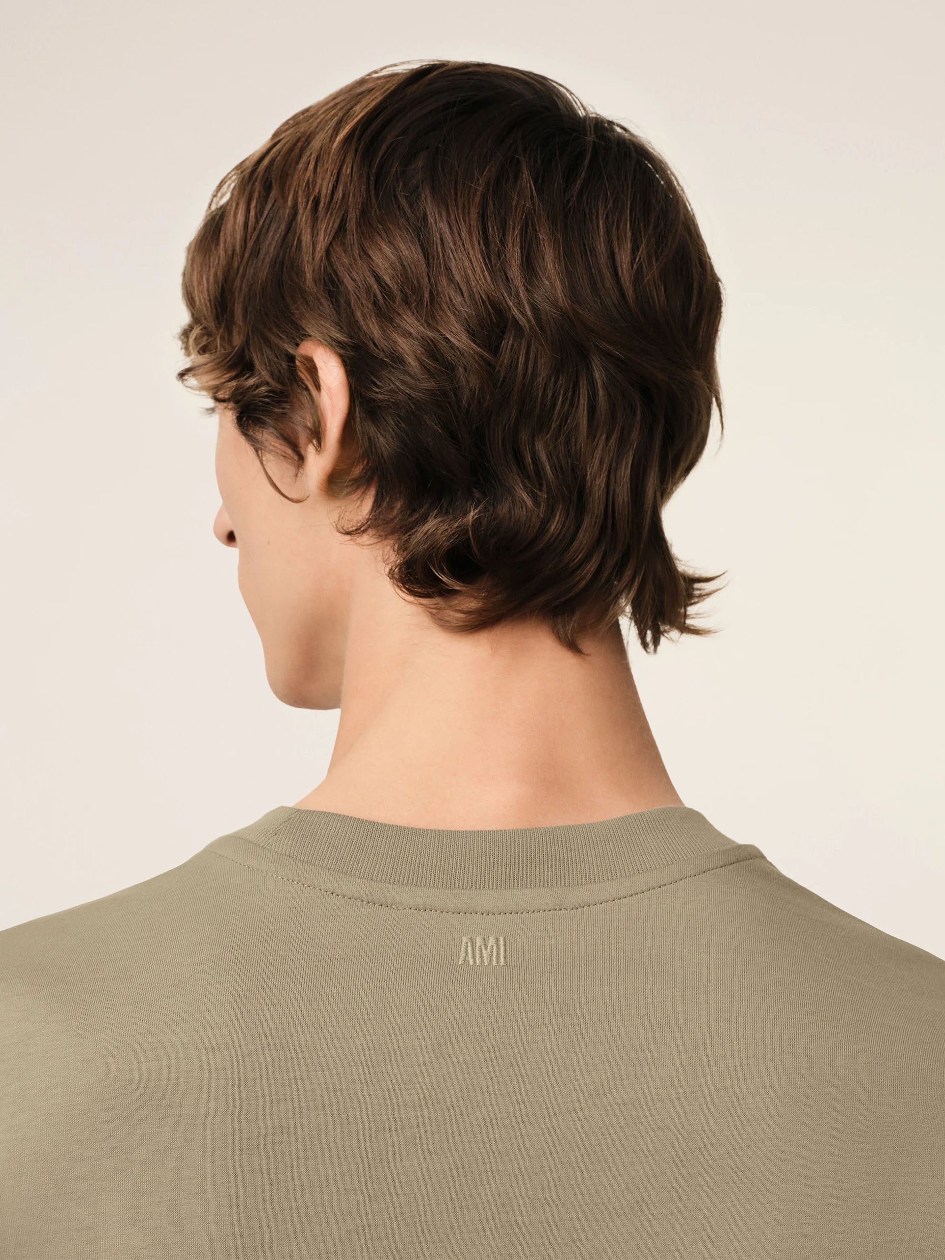 AMI PARIS - T-Shirt Ami De Coeur mit weißem Logo in Khaki