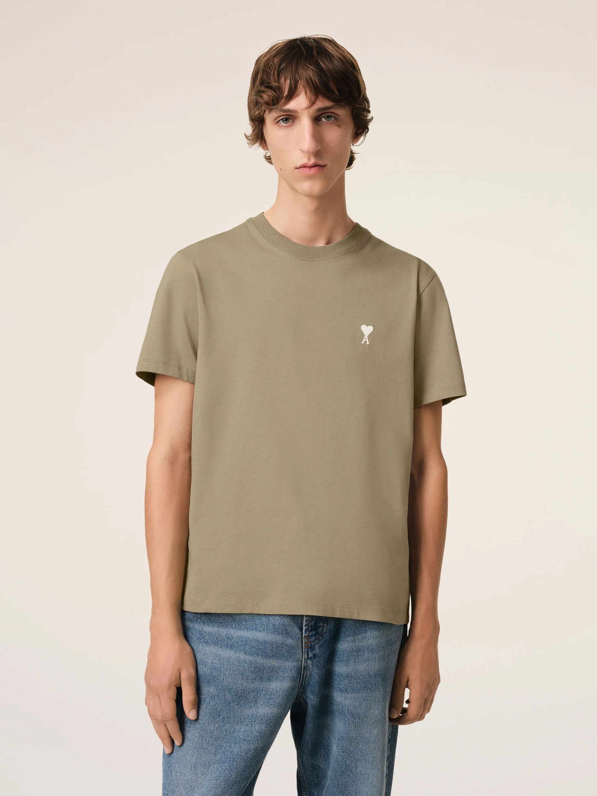 AMI PARIS - T-Shirt Ami De Coeur mit weißem Logo in Khaki
