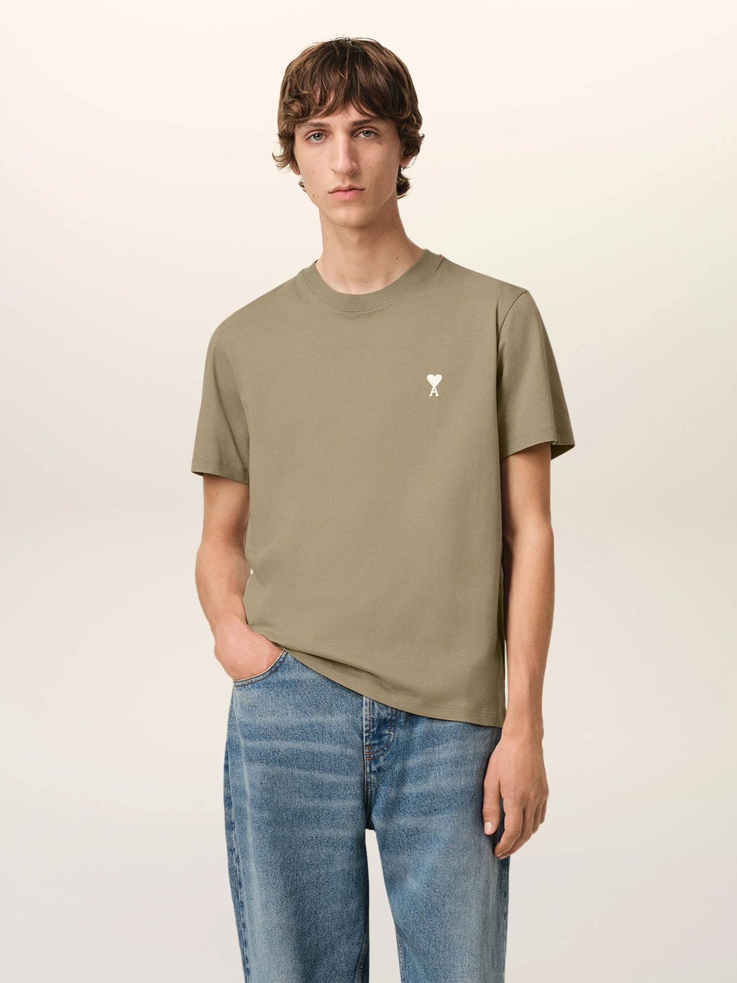 AMI PARIS - T-Shirt Ami De Coeur mit weißem Logo in Khaki