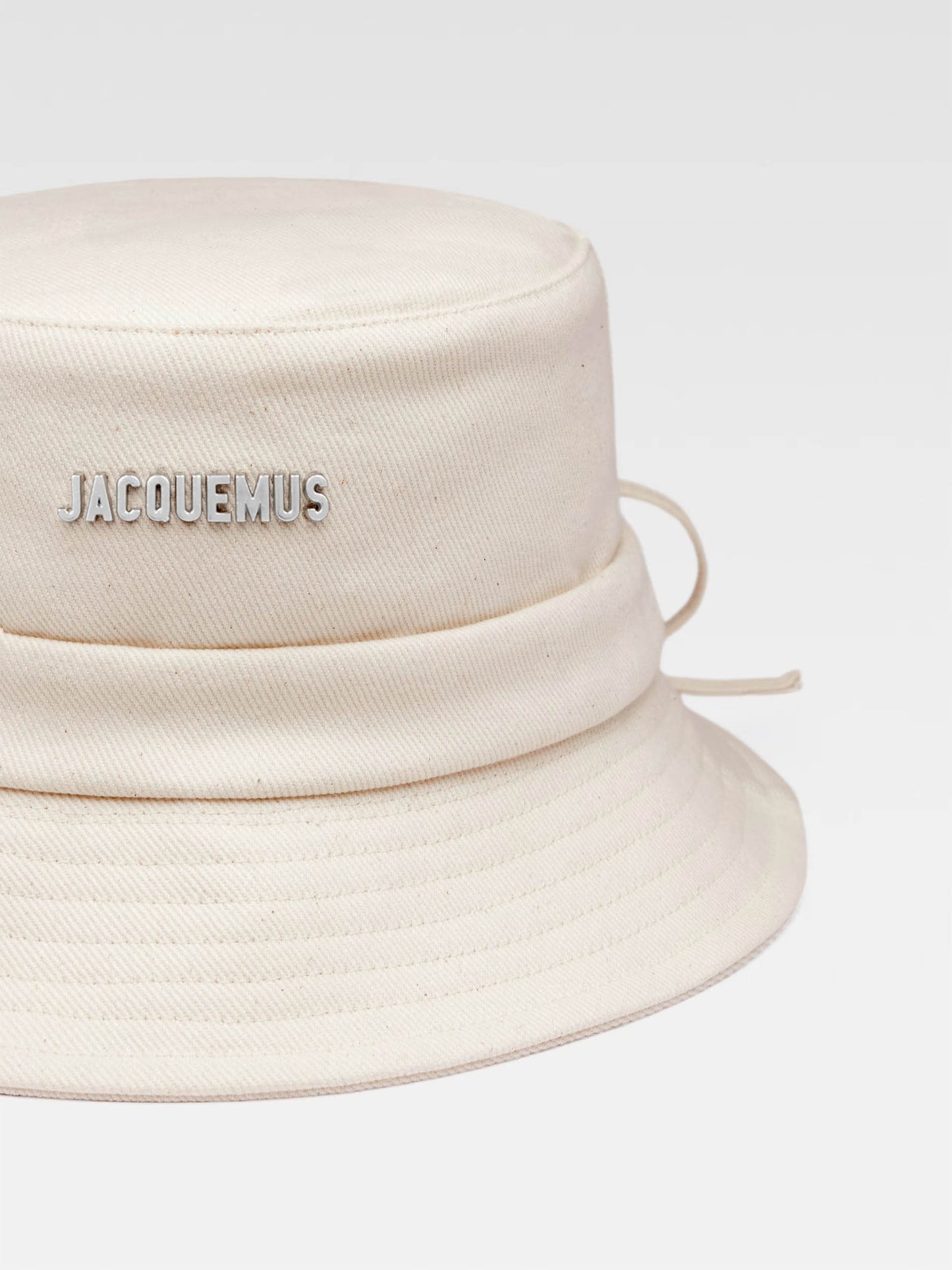 JACQUEMUS - Fischerhut Le Bob Gadjo mit Metall-Logo in Off-White