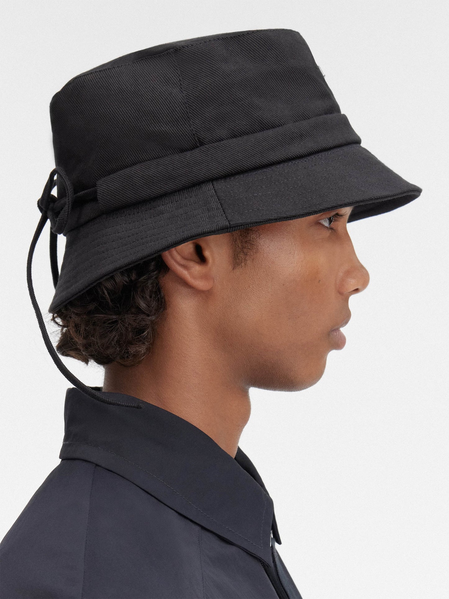 JACQUEMUS - Fischerhut Le Bob Gadjo mit Metall-Logo in Schwarz - Black