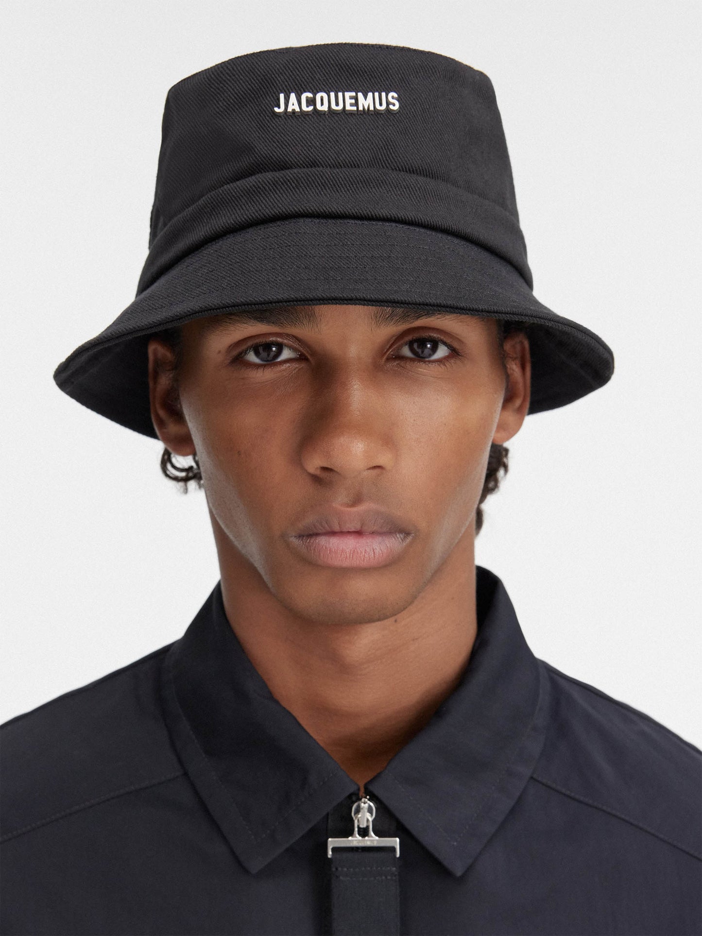 JACQUEMUS - Fischerhut Le Bob Gadjo mit Metall-Logo in Schwarz - Black
