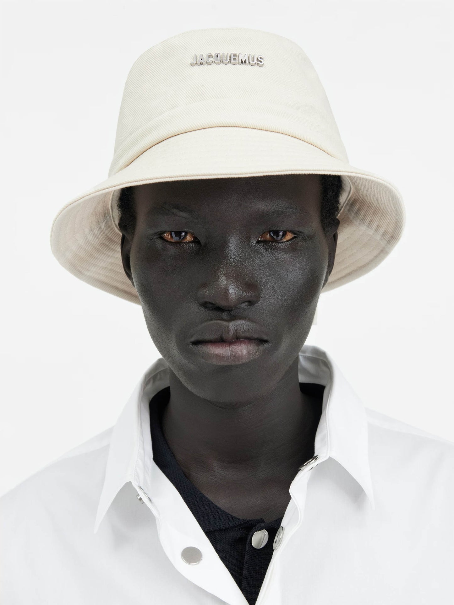 JACQUEMUS - Fischerhut Le Bob Gadjo mit Metall-Logo in Off-White