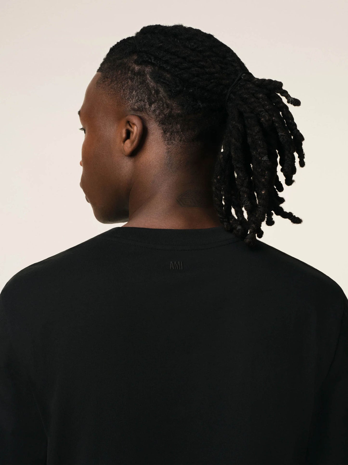 AMI PARIS - Langarm-T-Shirt Ami De Coeur mit rotem Logo in Schwarz - Black