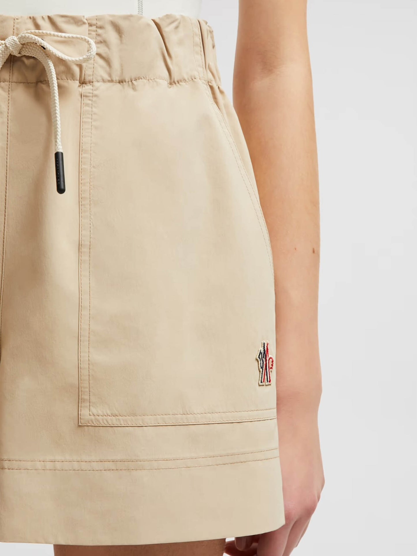 MONCLER GRENOBLE - Shorts mit Kordelzug für Damen in Beige