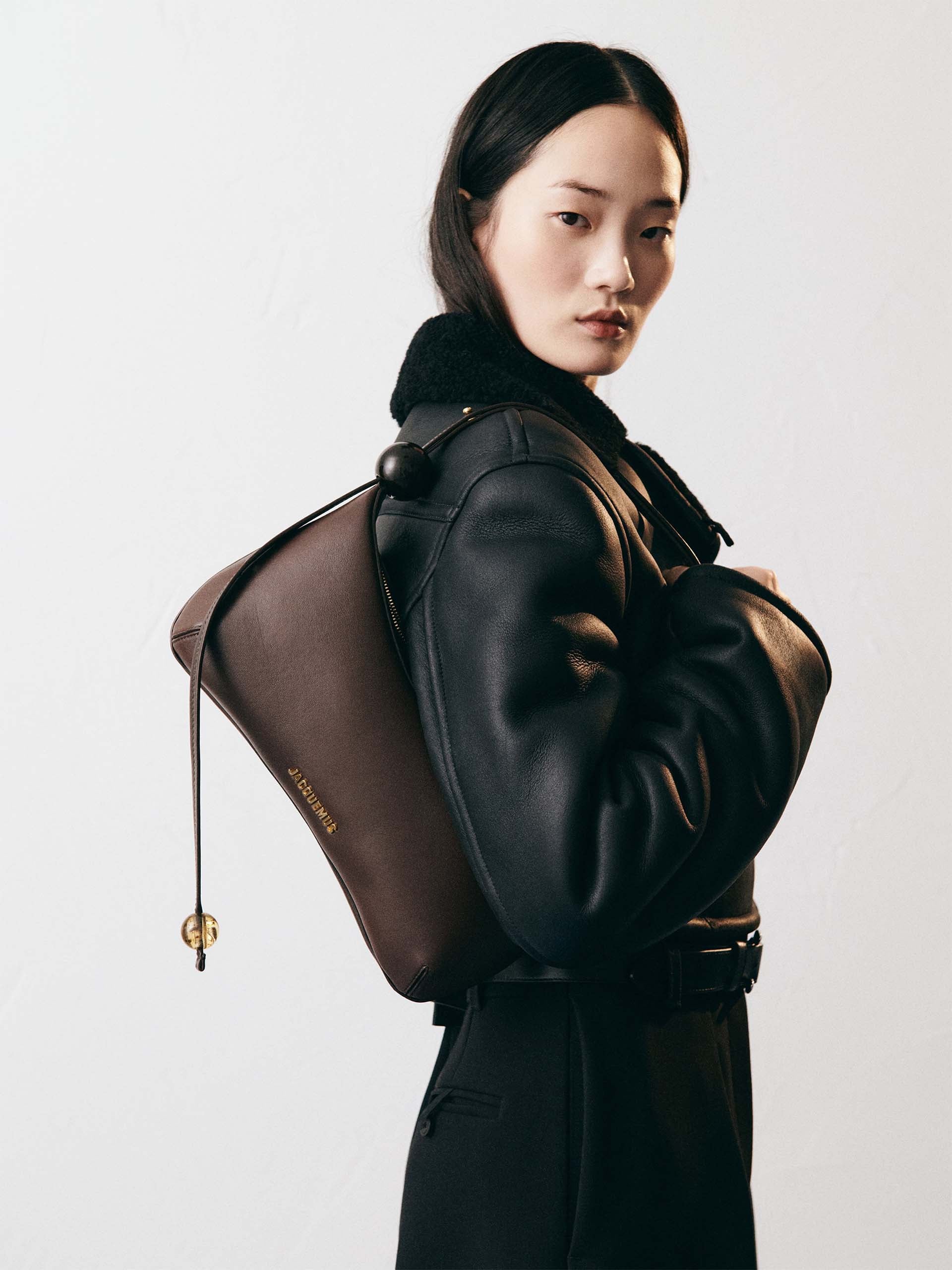 JACQUEMUS - Schultertasche Bisou Perle Large aus Leder in Braun - Brown