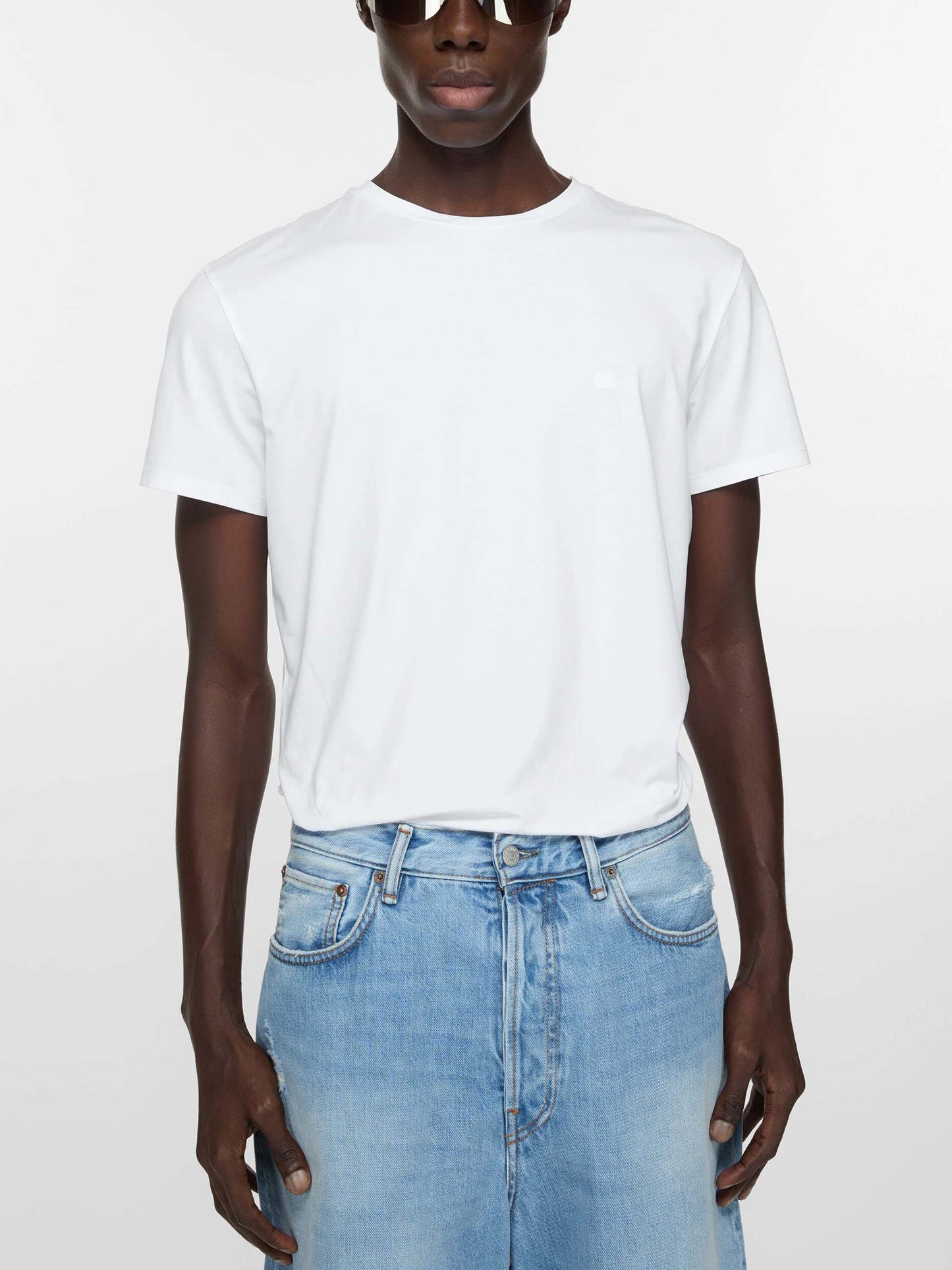ACNE STUDIOS - T-Shirt mit Face Logo aus Baumwolle in Weiß - White