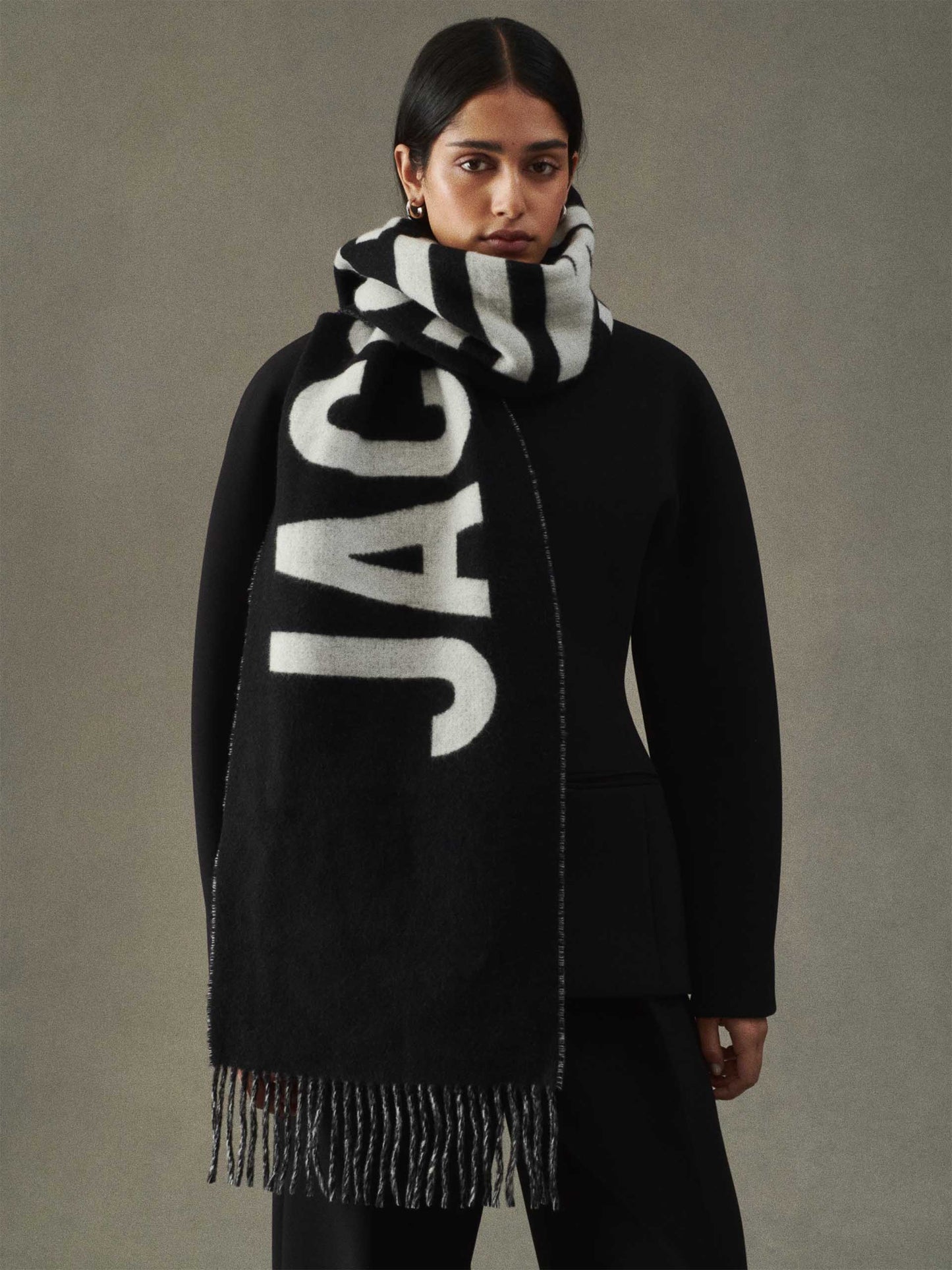 JACQUEMUS - Schal mit Logo aus Wolle in Schwarz - Black
