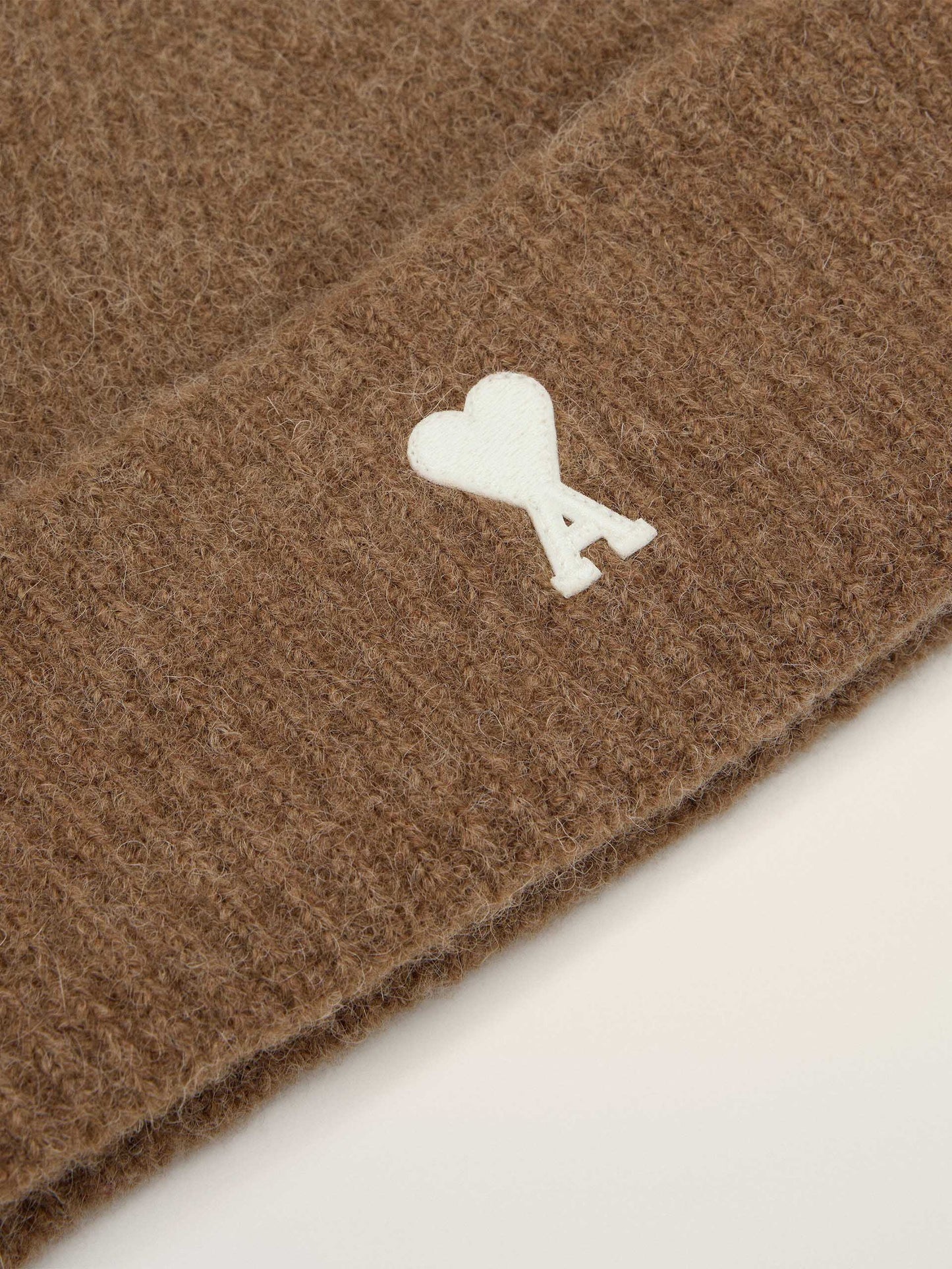 AMI PARIS - Ami De Coeur Mütze aus Alpakastrick in Braun / Off-White - Brown / Off-White