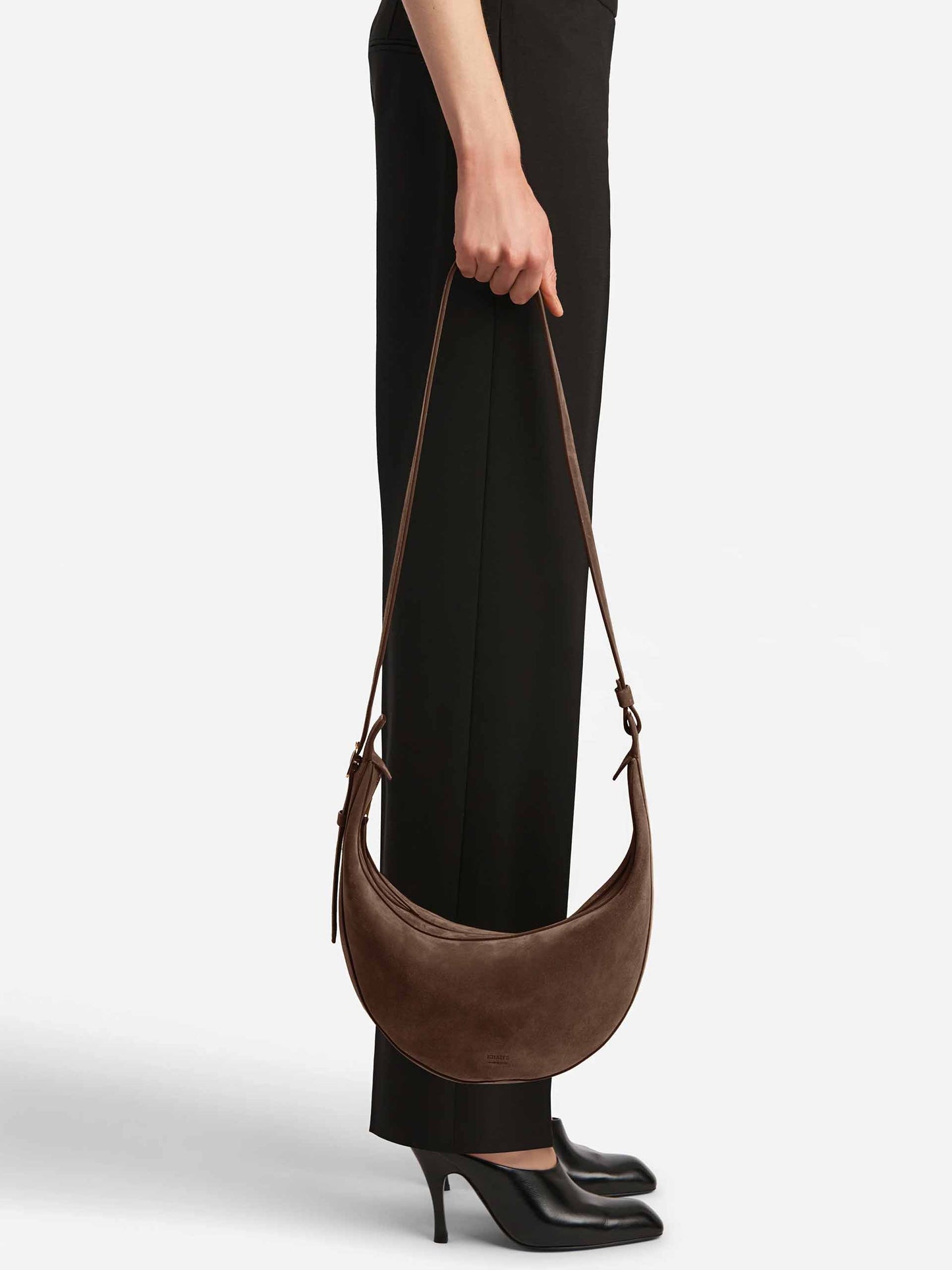 KHAITE - Crossbody-Bag Augustina Small aus Veloursleder in Braun - Brown Suede