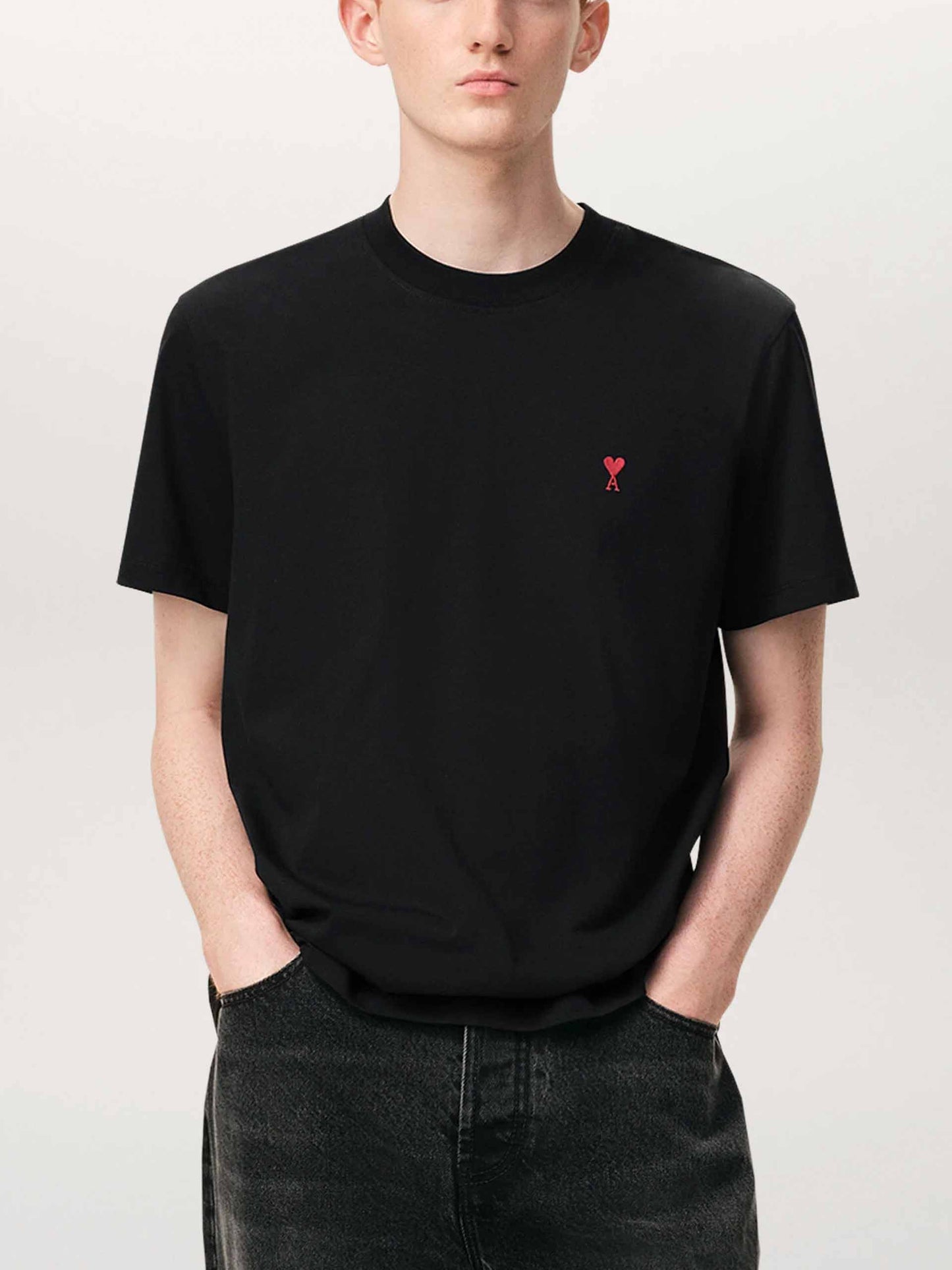 AMI PARIS - Basic T-Shirt mit rotem Ami De Coeur Logo Schwarz - Black