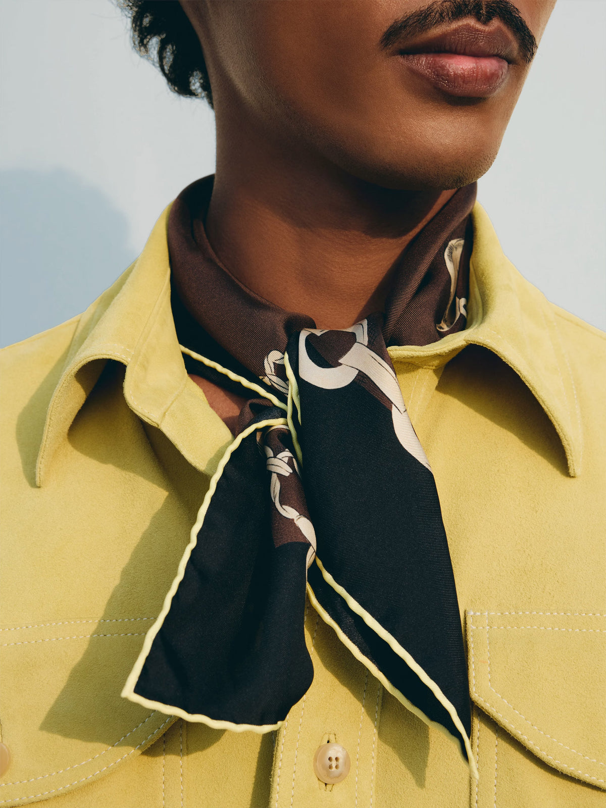 Jacquemus Seidentuch Le Foulard Pampille Braun
