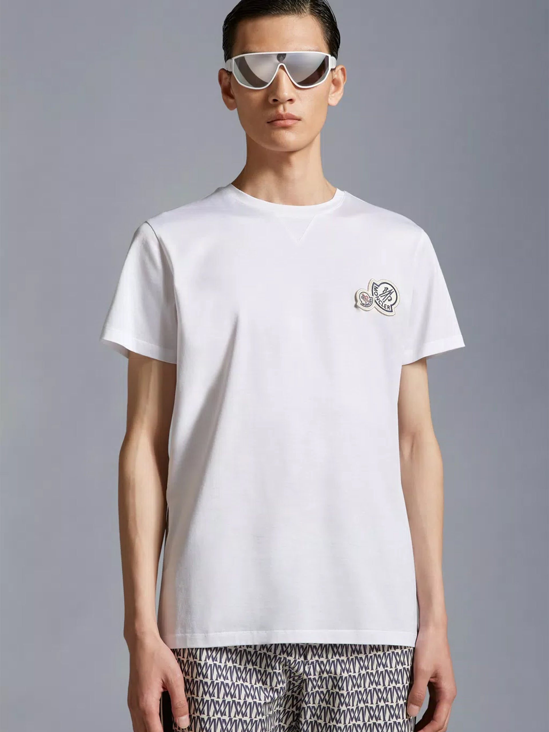 MONCLER - T-Shirt mit doppeltem Logo-Patch Weiss – White