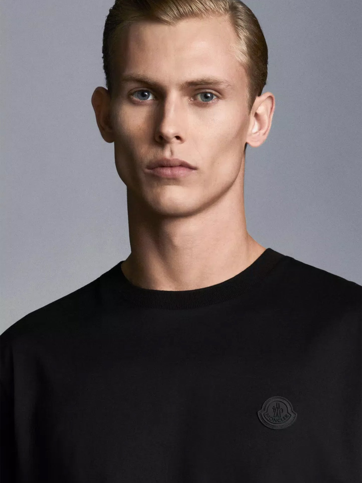 MONCLER - T-Shirt mit Logo-Backprint Schwarz – Black