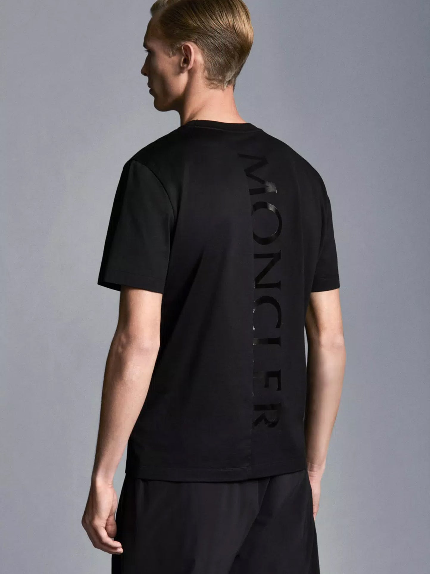 MONCLER - T-Shirt mit Logo-Backprint Schwarz – Black