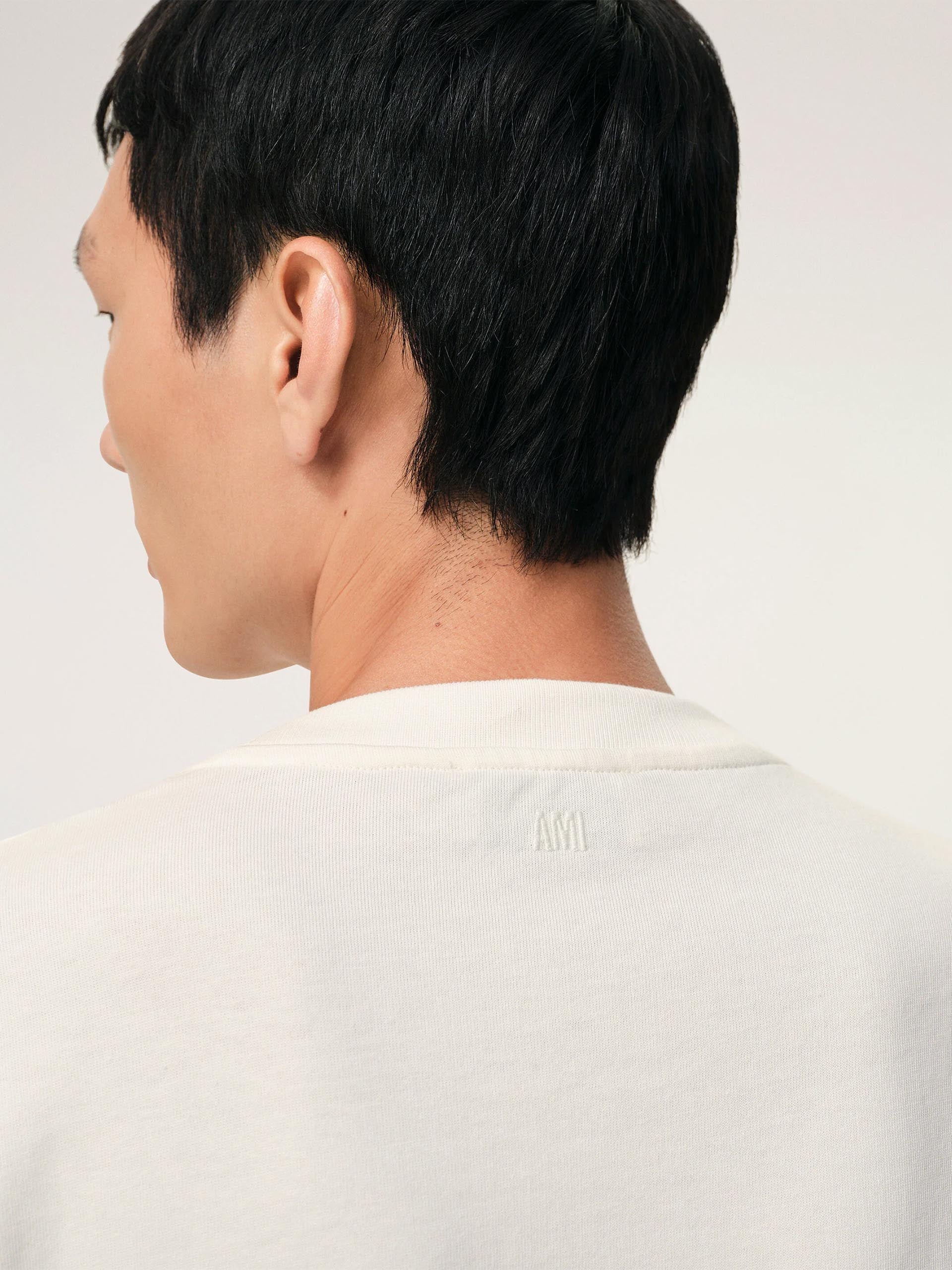 AMI Paris T-Shirt mit Ami de Coeur Logo-Prägung in Cremeweiß - Cream