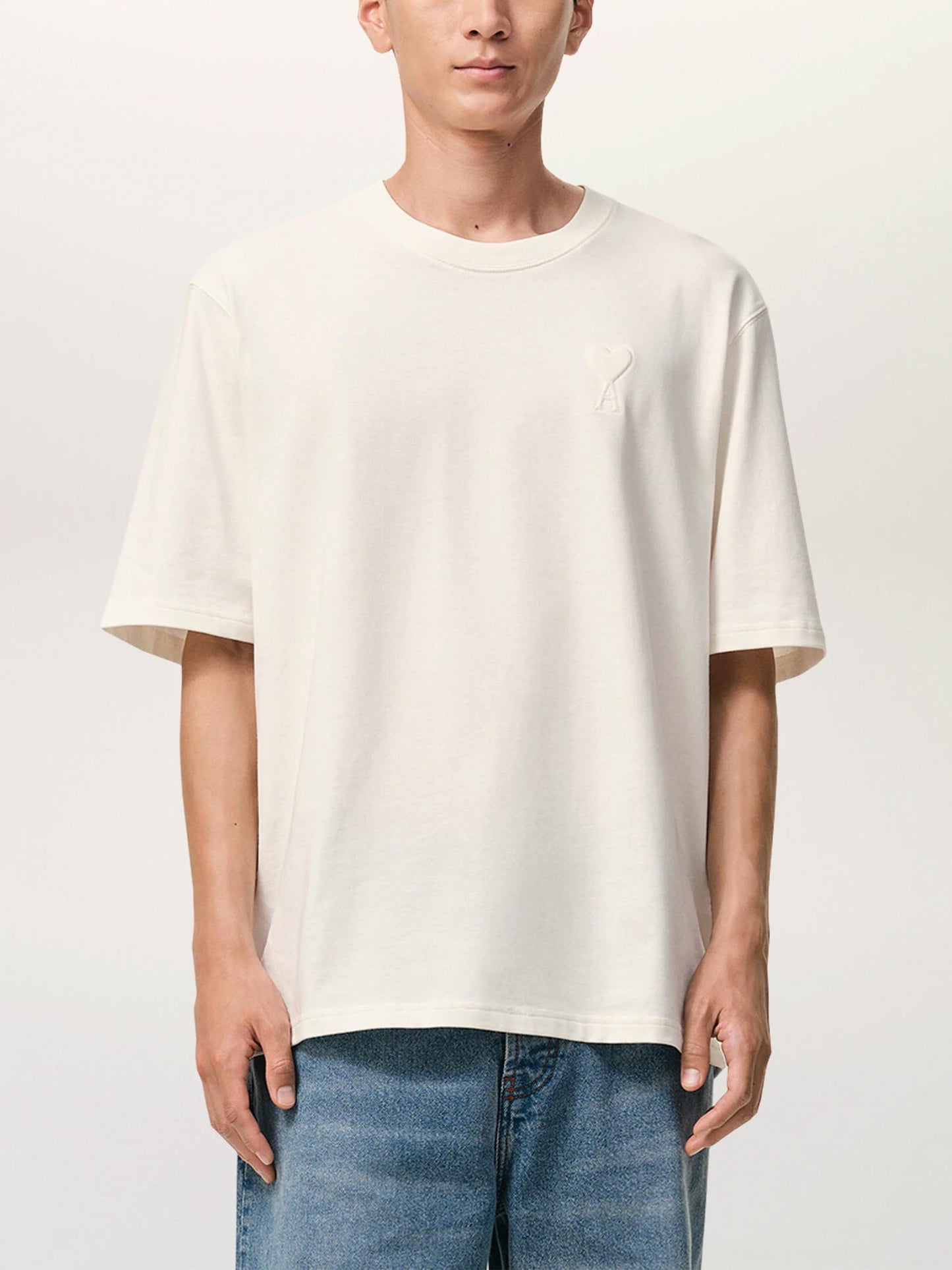 AMI Paris T-Shirt mit Ami de Coeur Logo-Prägung in Cremeweiß - Cream