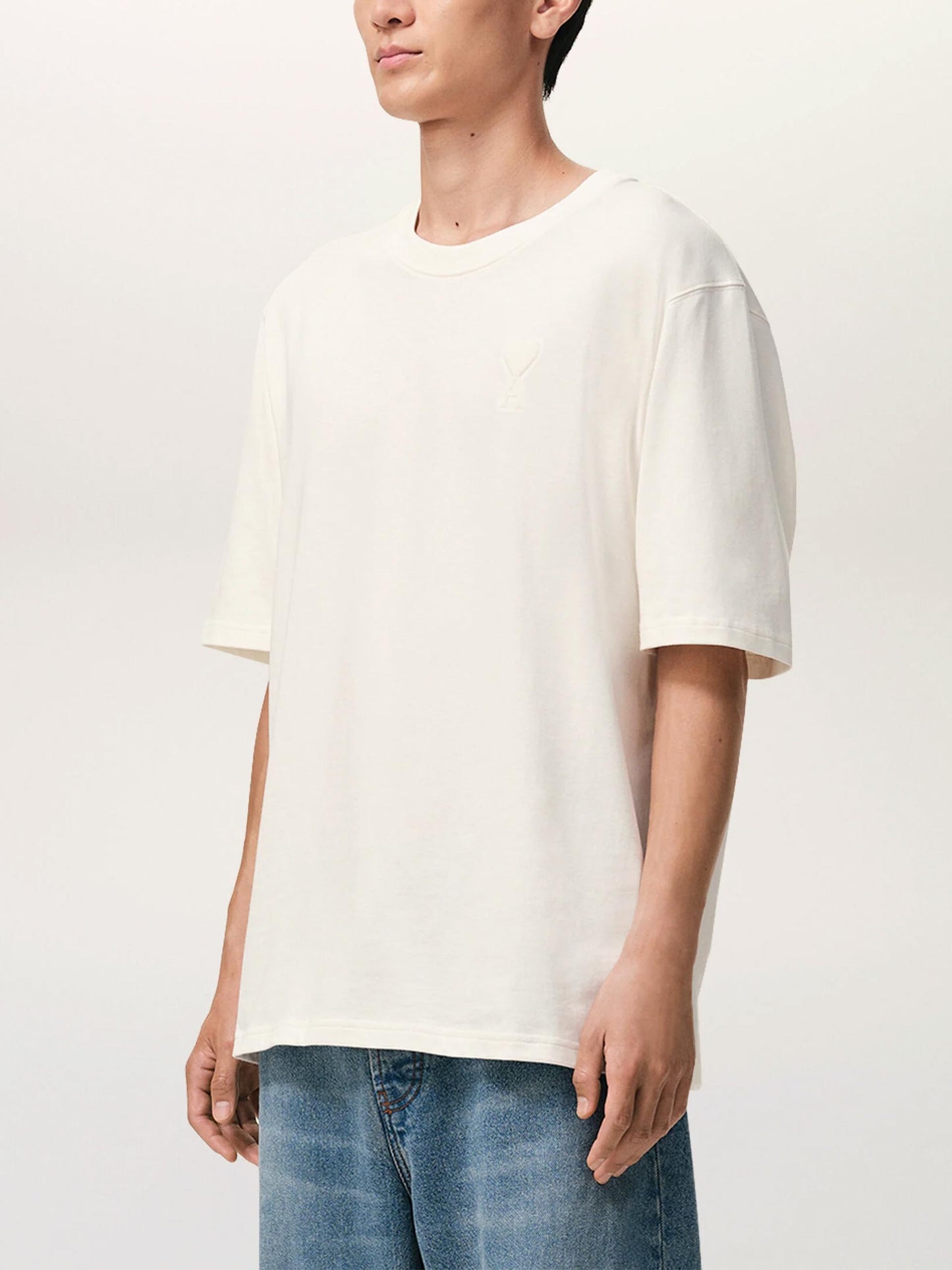 AMI Paris T-Shirt mit Ami de Coeur Logo-Prägung in Cremeweiß - Cream
