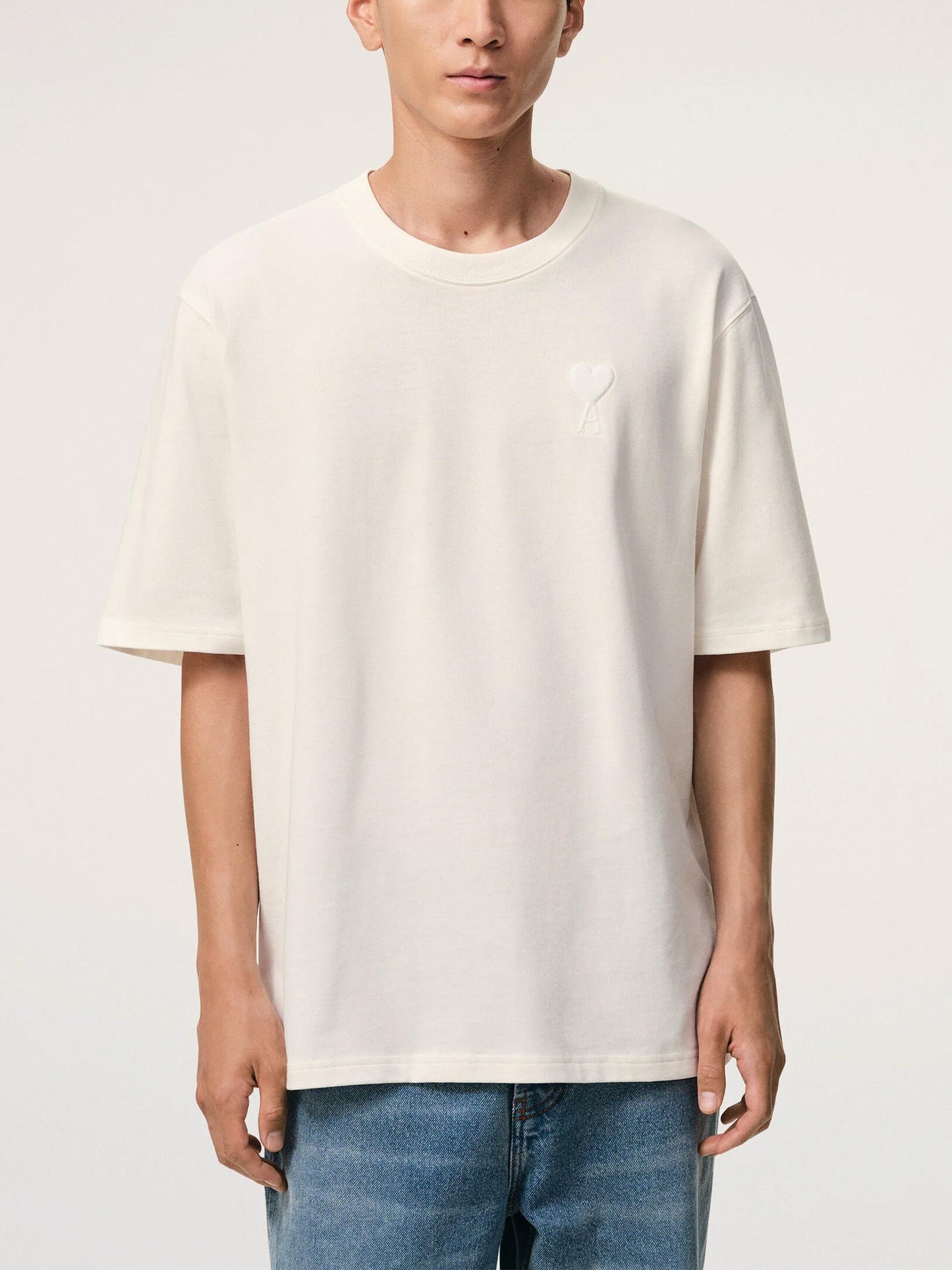 AMI Paris T-Shirt mit Ami de Coeur Logo-Prägung in Cremeweiß - Cream
