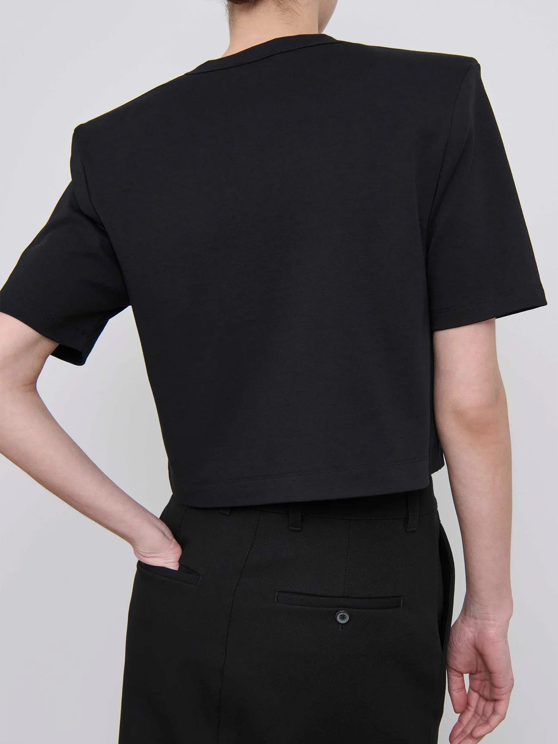 WARDROBE.NYC - Cropped T-Shirt mit Schulterpolstern Schwarz - Black