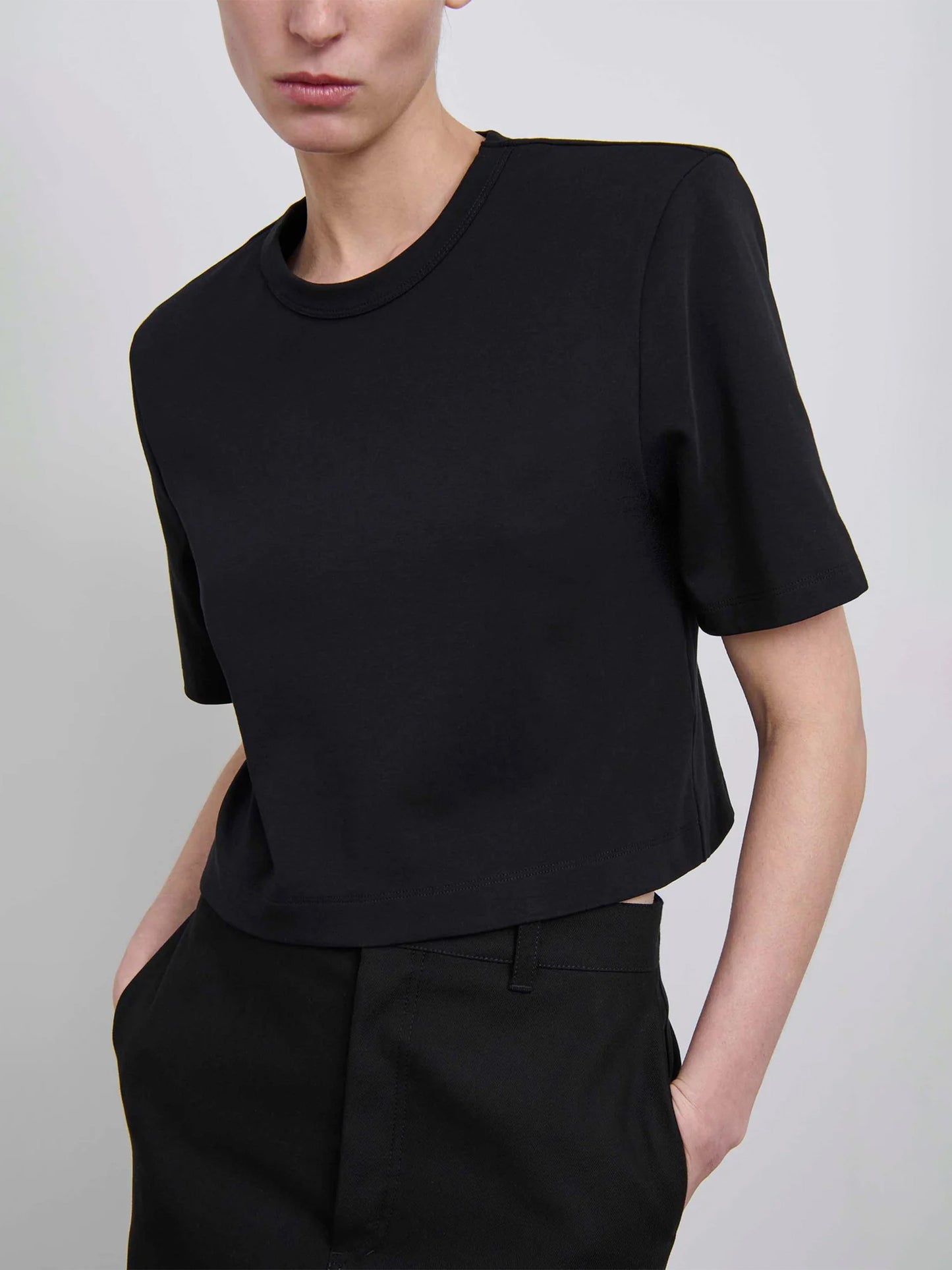 WARDROBE.NYC - Cropped T-Shirt mit Schulterpolstern Schwarz - Black