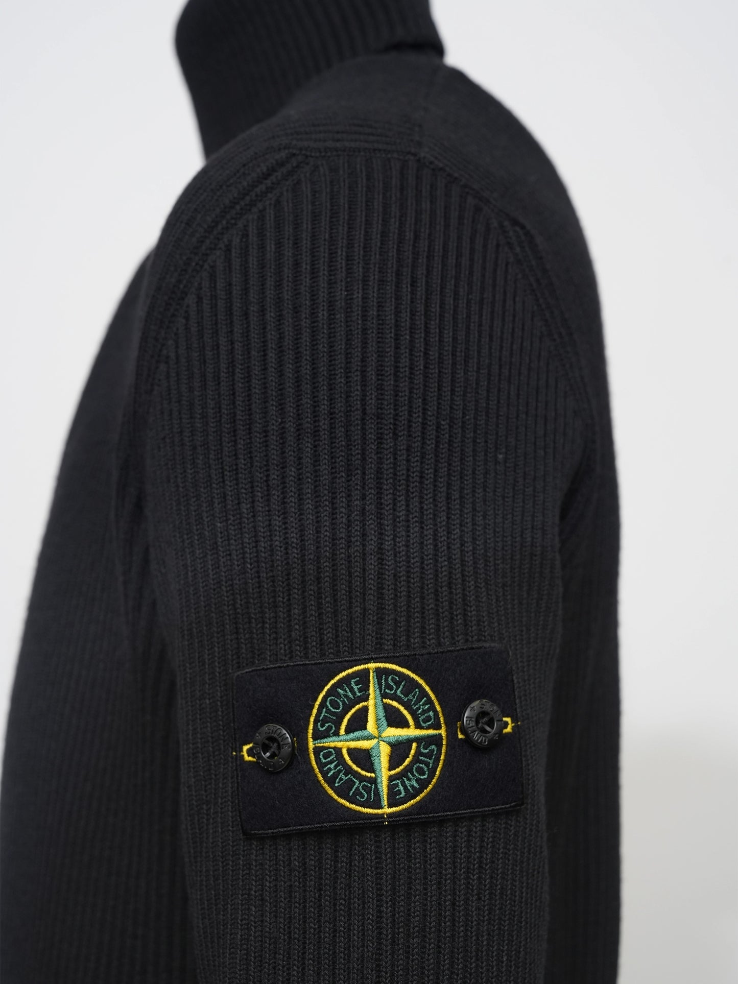 STONE ISLAND - Rollkragenpullover aus Rippstrick für Herren Schwarz – Black