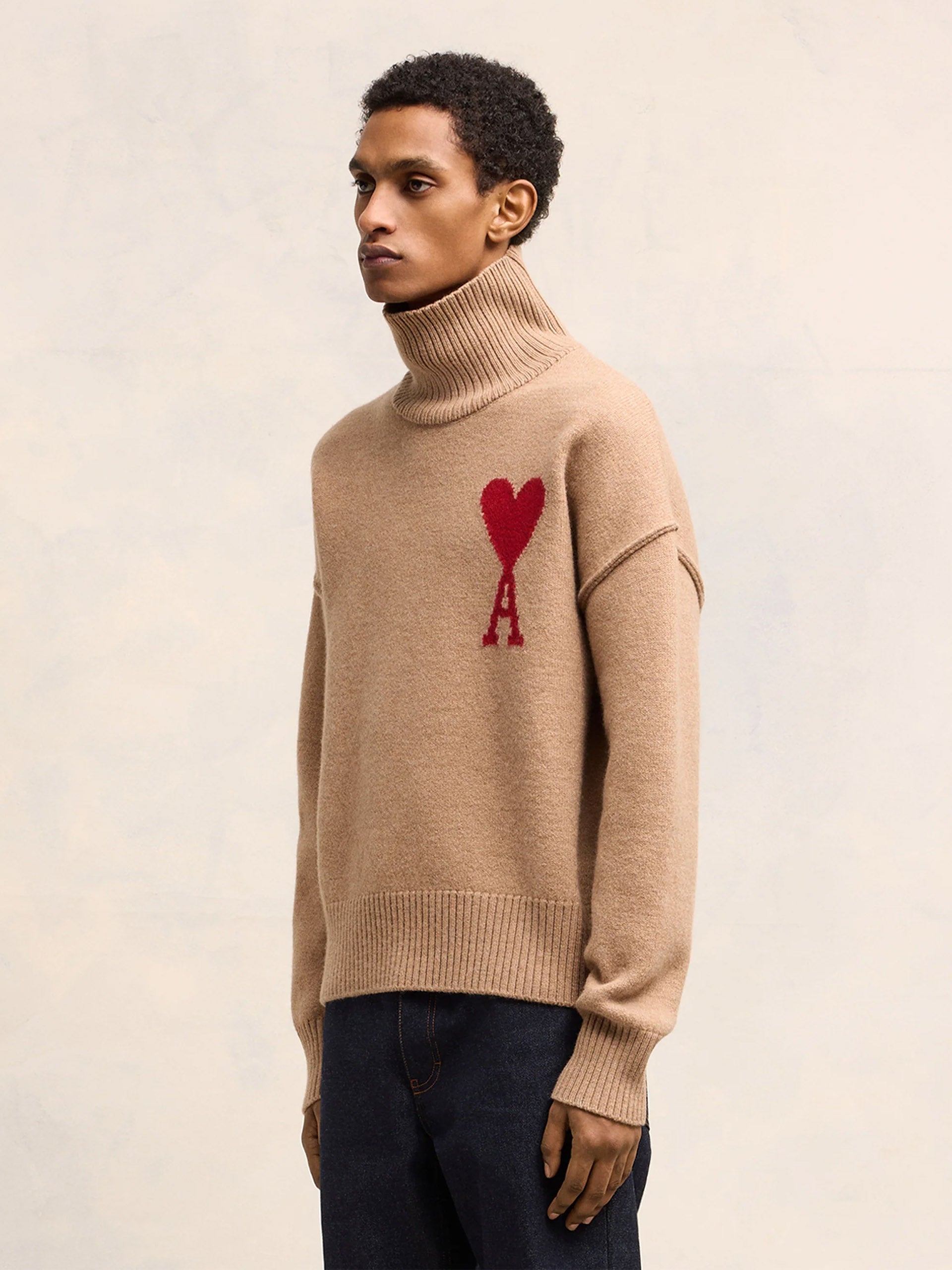 AMI PARIS - Pullover Ami De Coeur mit Stehkragen Camel