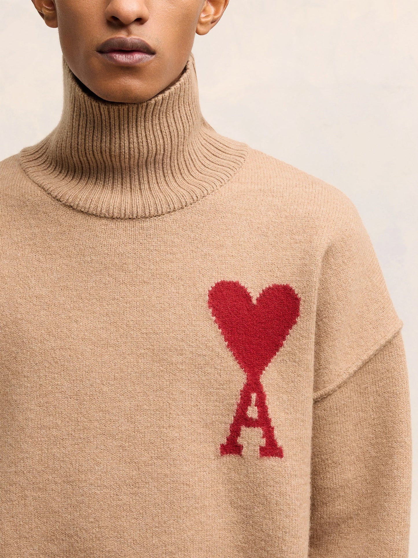 AMI PARIS - Pullover Ami De Coeur mit Stehkragen Camel