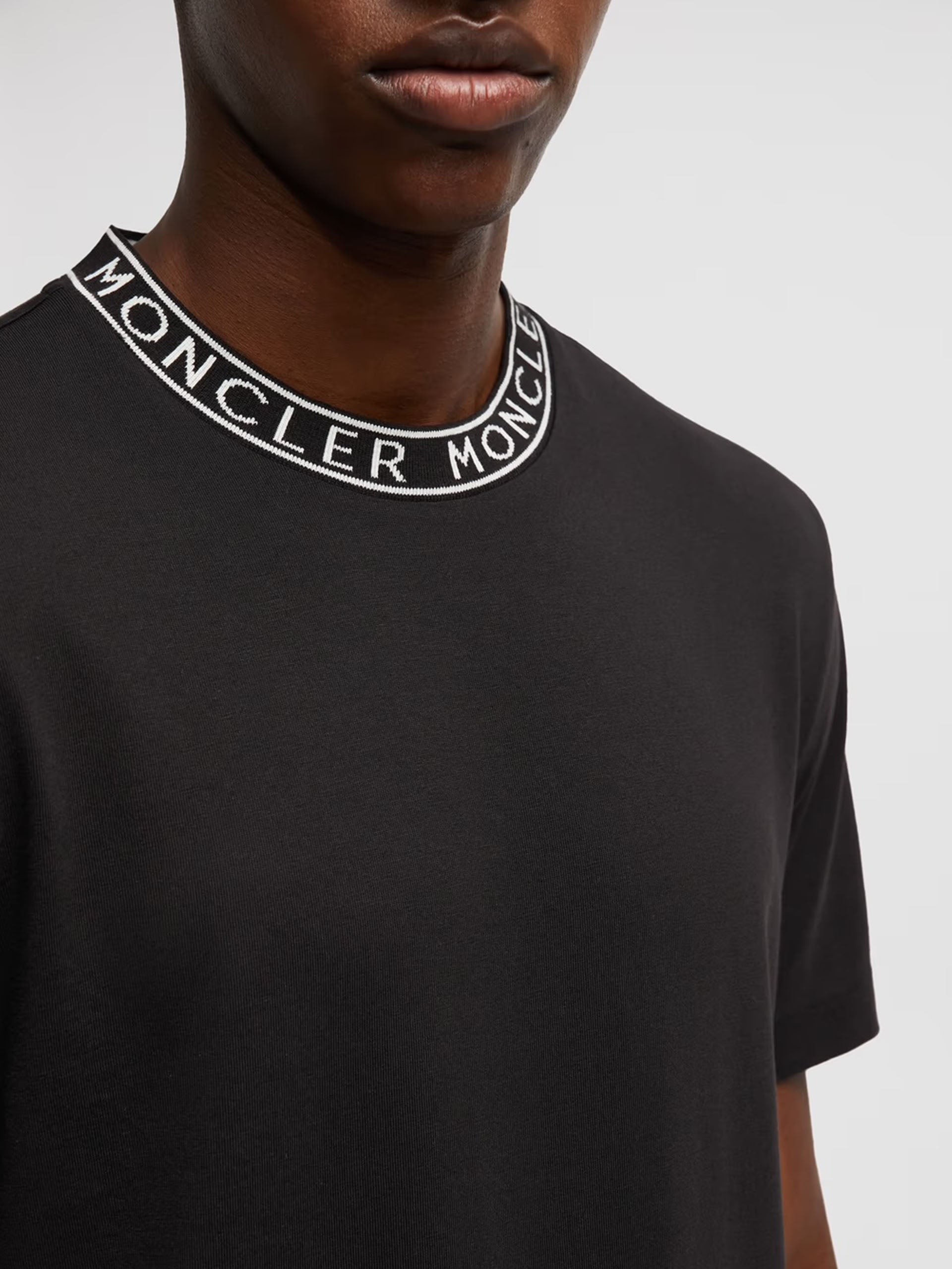 MONCLER - T-Shirt mit Logo-Kragen für Herren in Schwarz - Black