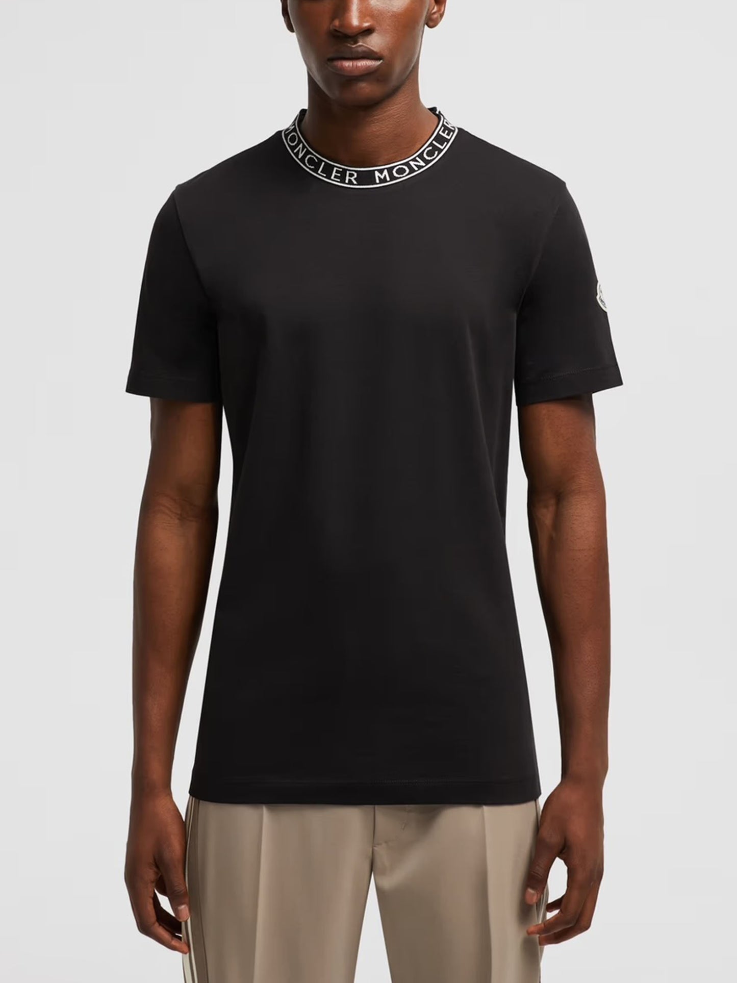 MONCLER - T-Shirt mit Logo-Kragen für Herren in Schwarz - Black