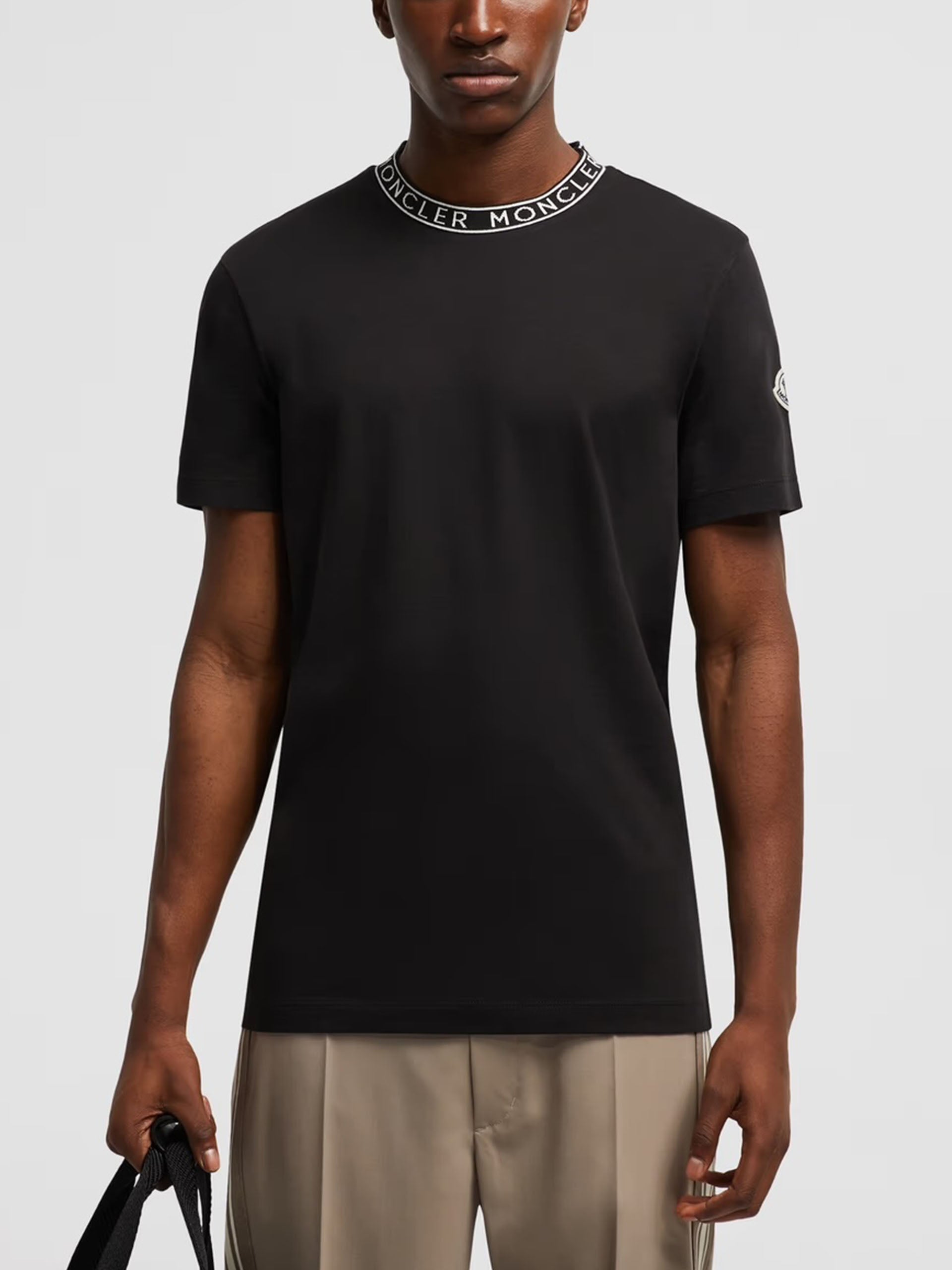 MONCLER - T-Shirt mit Logo-Kragen für Herren in Schwarz - Black