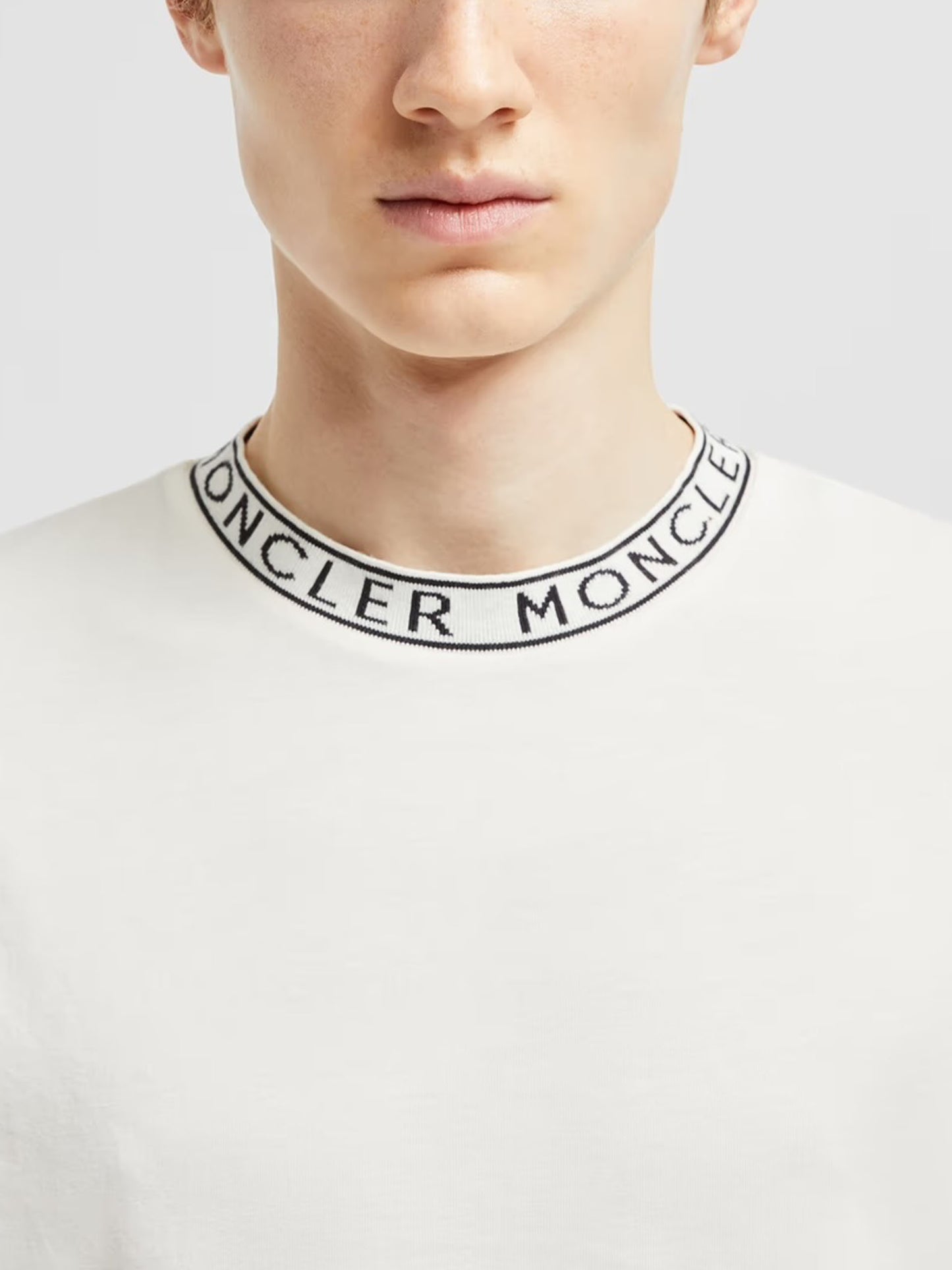 MONCLER - T-Shirt mit Logo-Kragen für Herren in Weiss - White