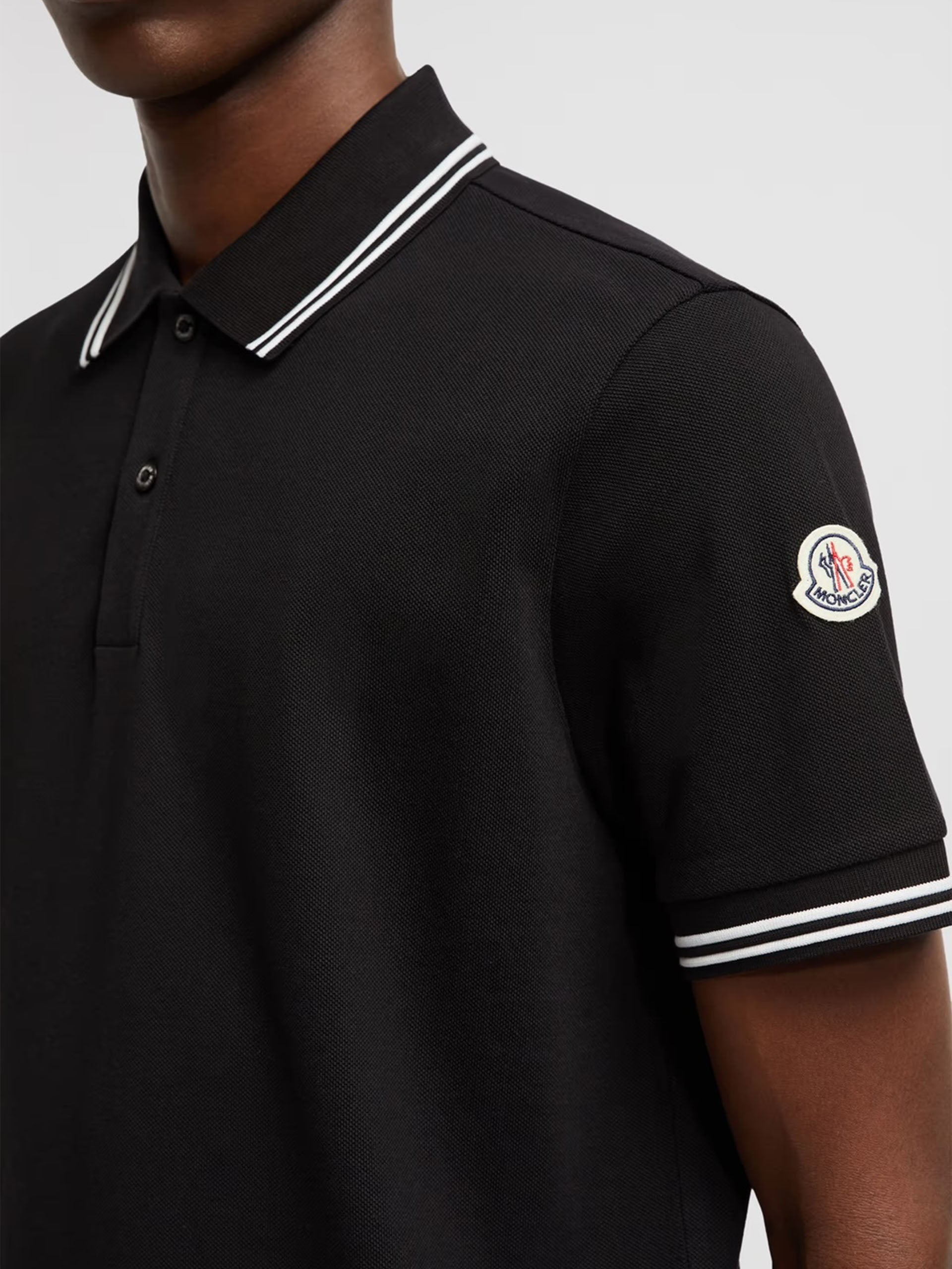 MONCLER - Poloshirt mit Logo-Aufnäher für Herren in Schwarz - Black