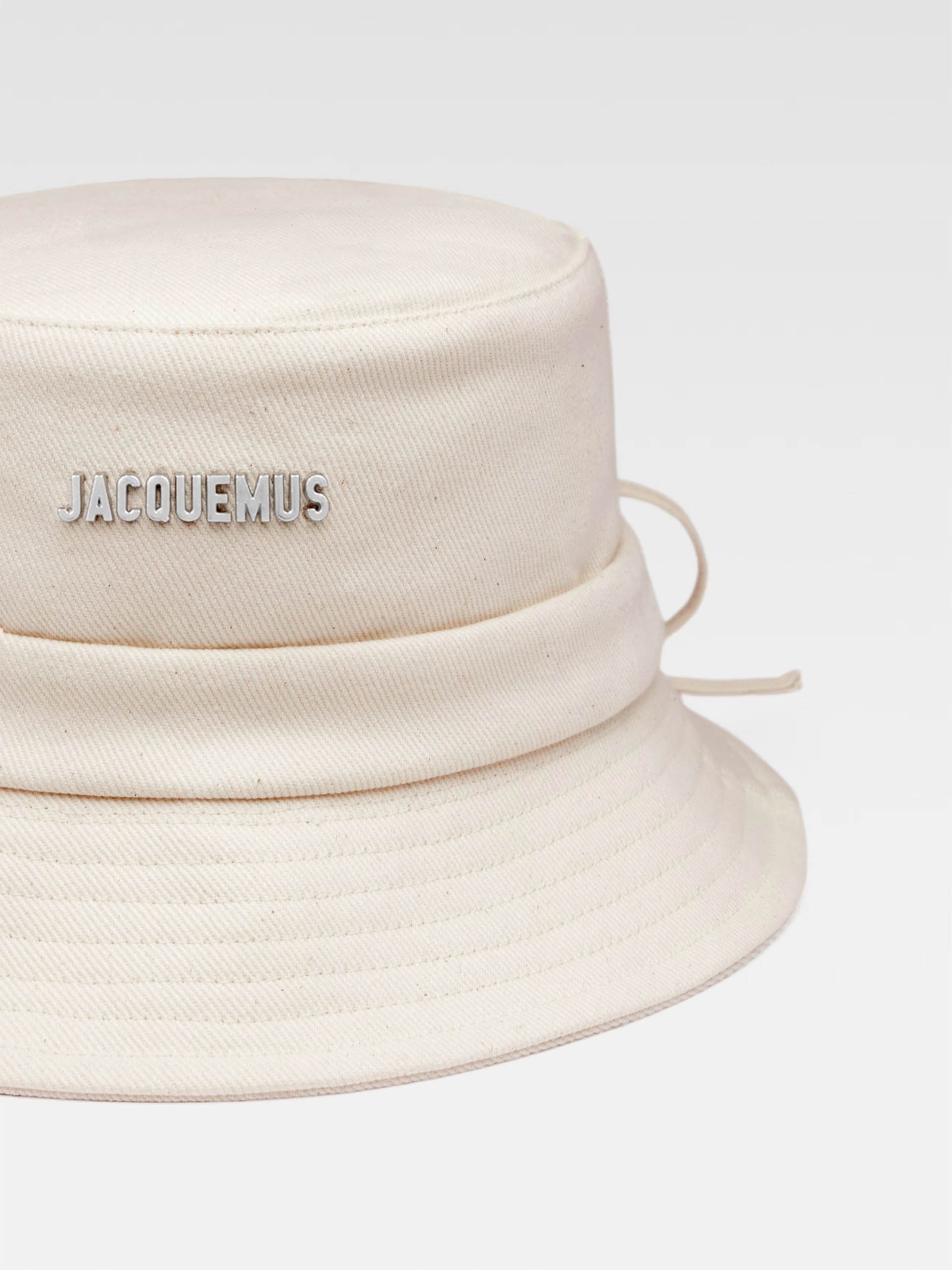 JACQUEMUS - Fischerhut Le Bob Gadjo mit Metall-Logo in Off-White