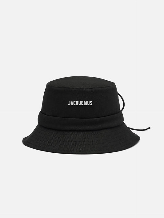 JACQUEMUS - Fischerhut Le Bob Gadjo mit Metall-Logo in Schwarz - Black