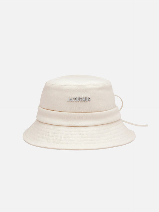 JACQUEMUS - Fischerhut Le Bob Gadjo mit Metall-Logo in Off-White