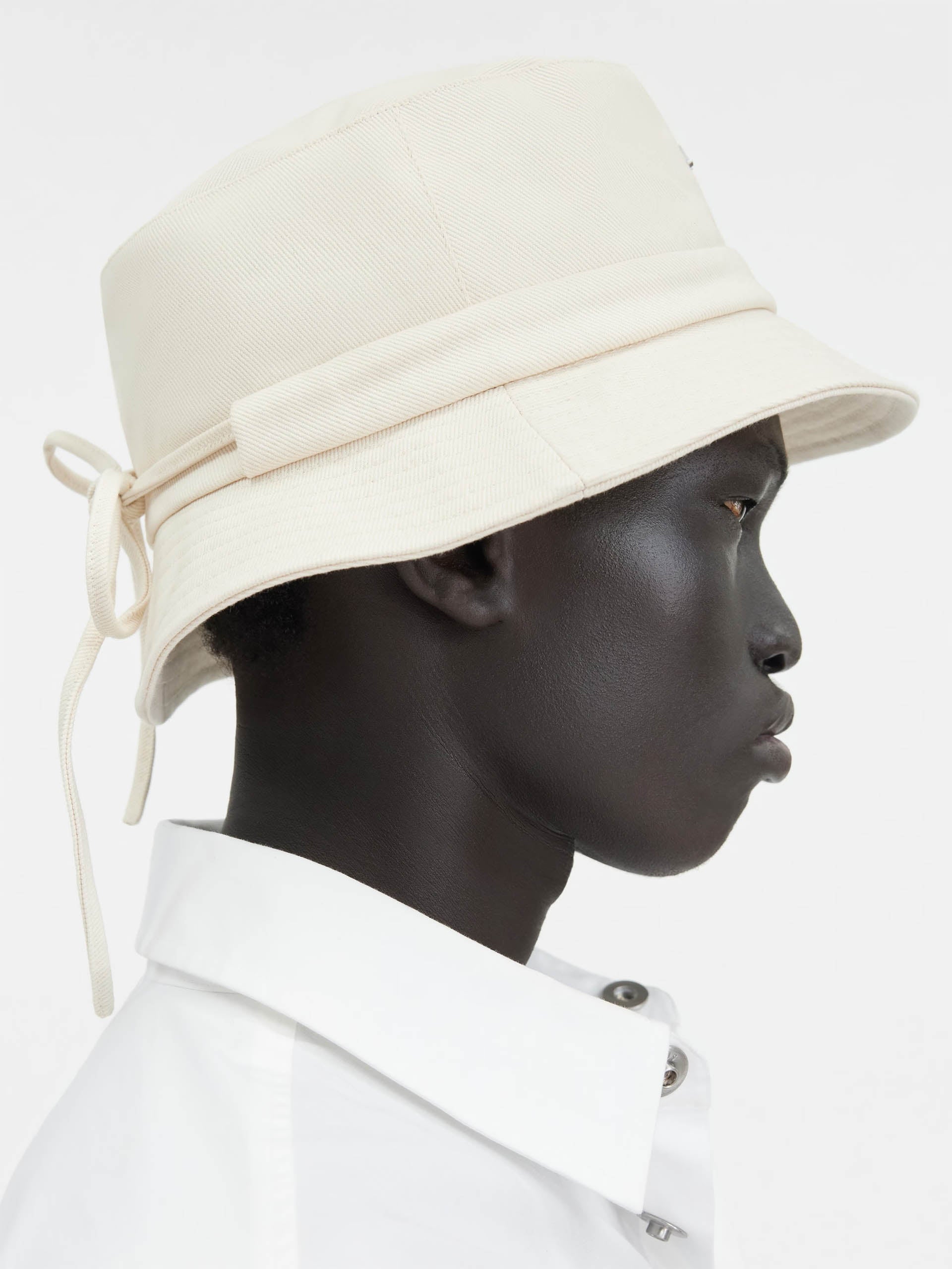 JACQUEMUS - Fischerhut Le Bob Gadjo mit Metall-Logo in Off-White