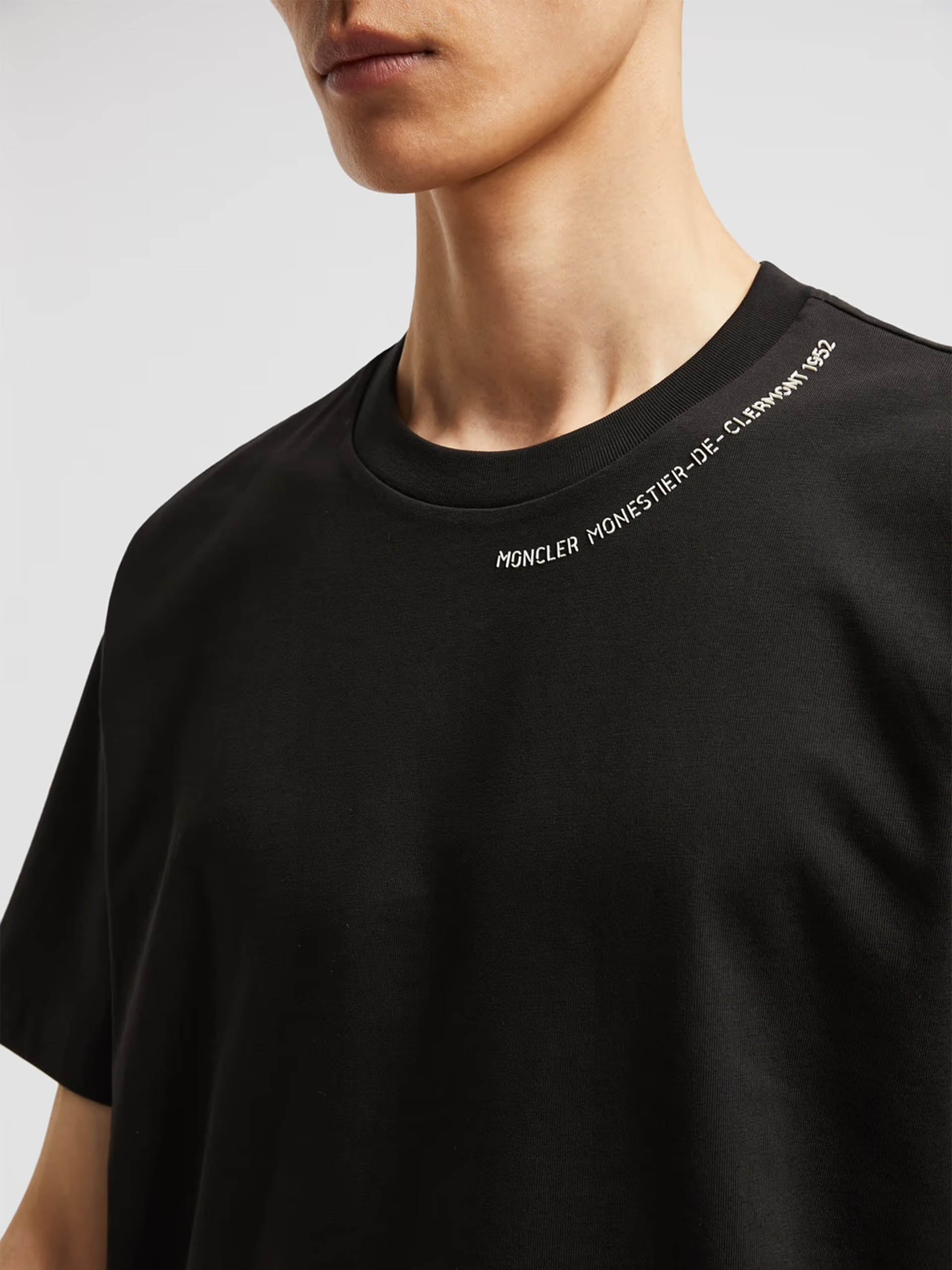 MONCLER - T-Shirt mit Logo-Details für Herren in Schwarz - Black