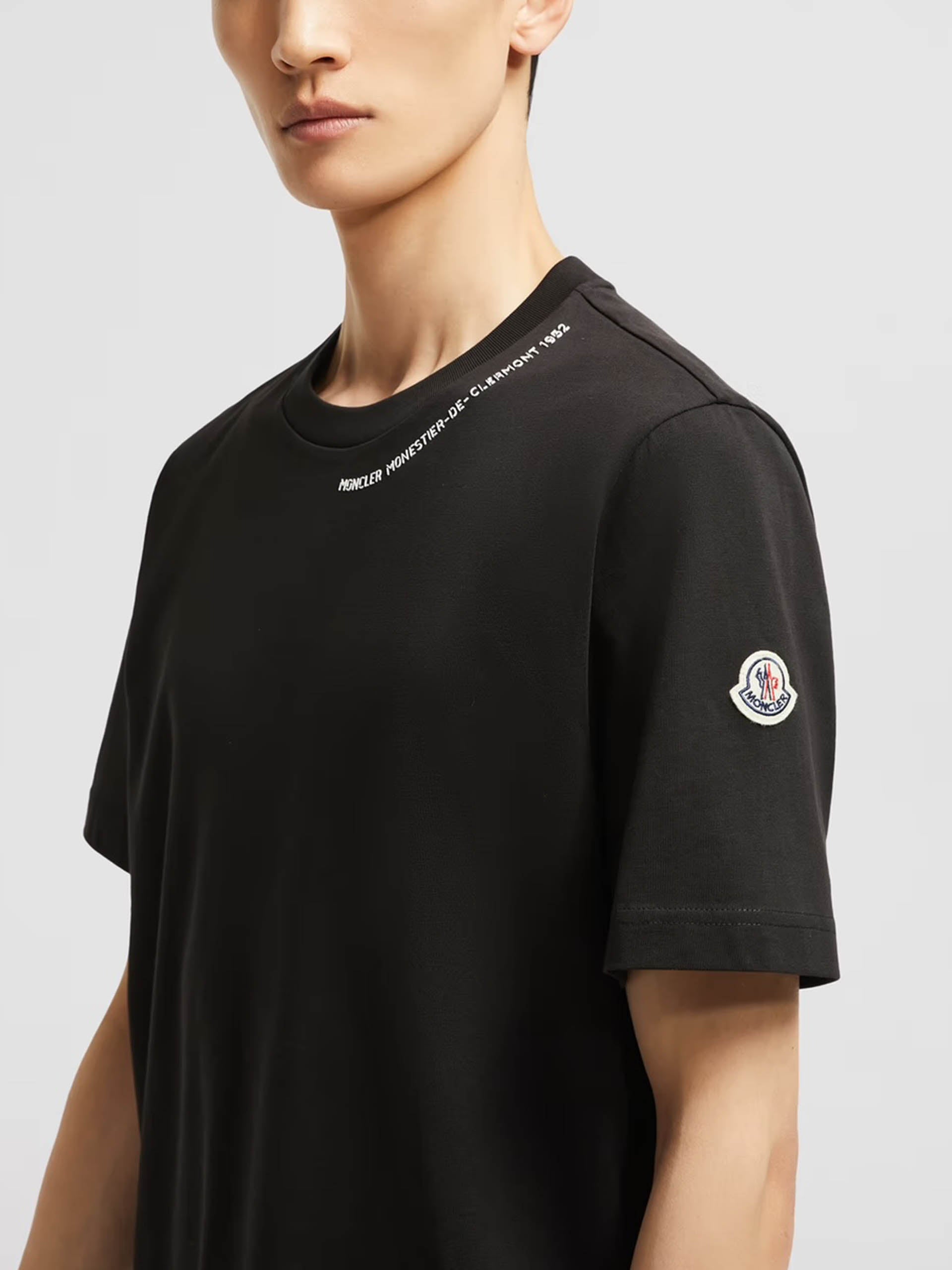 MONCLER - T-Shirt mit Logo-Details für Herren in Schwarz - Black