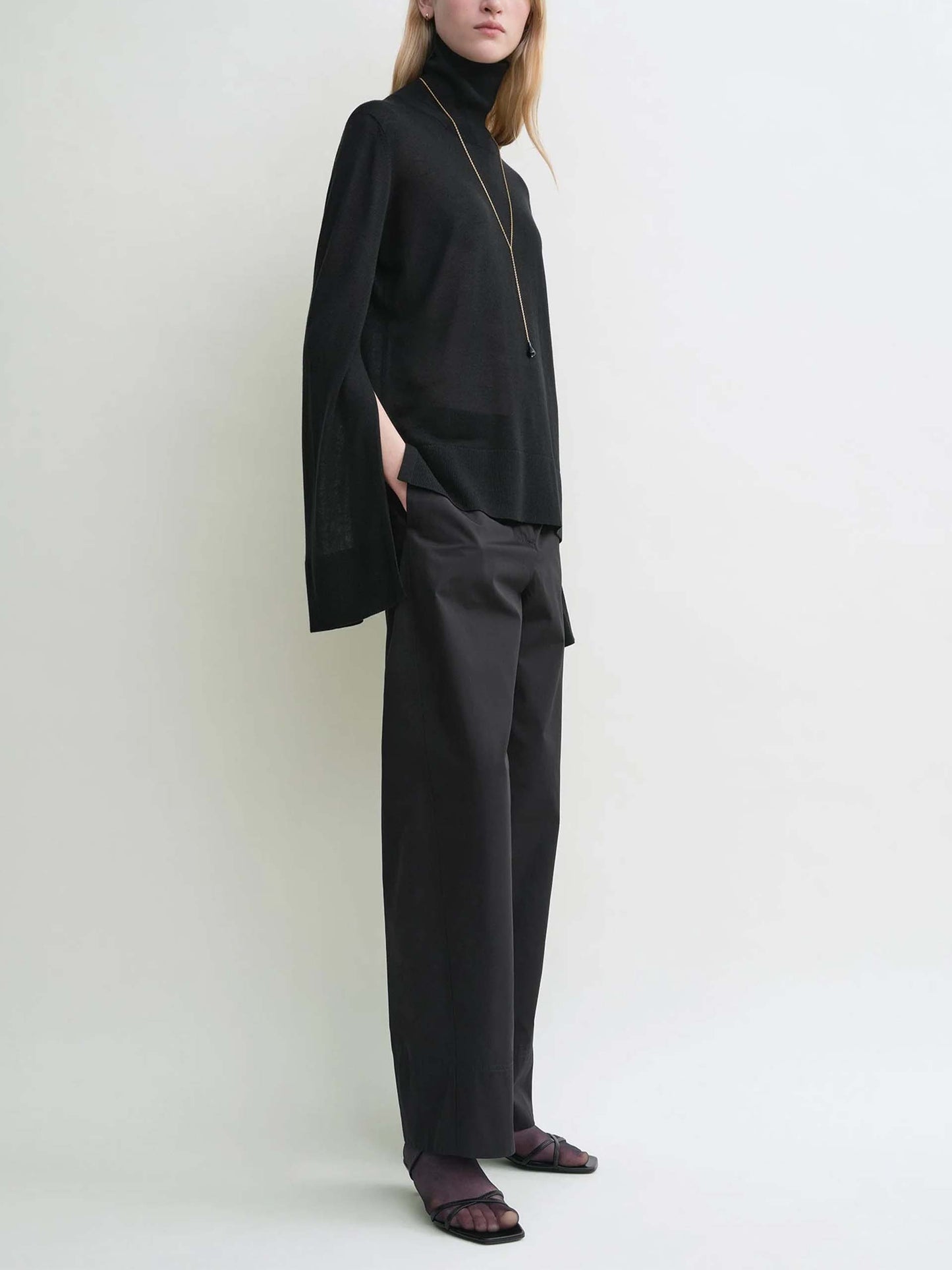 TOTEME - Rollkragenpullover mit Schlitzen für Damen in Schwarz - Black