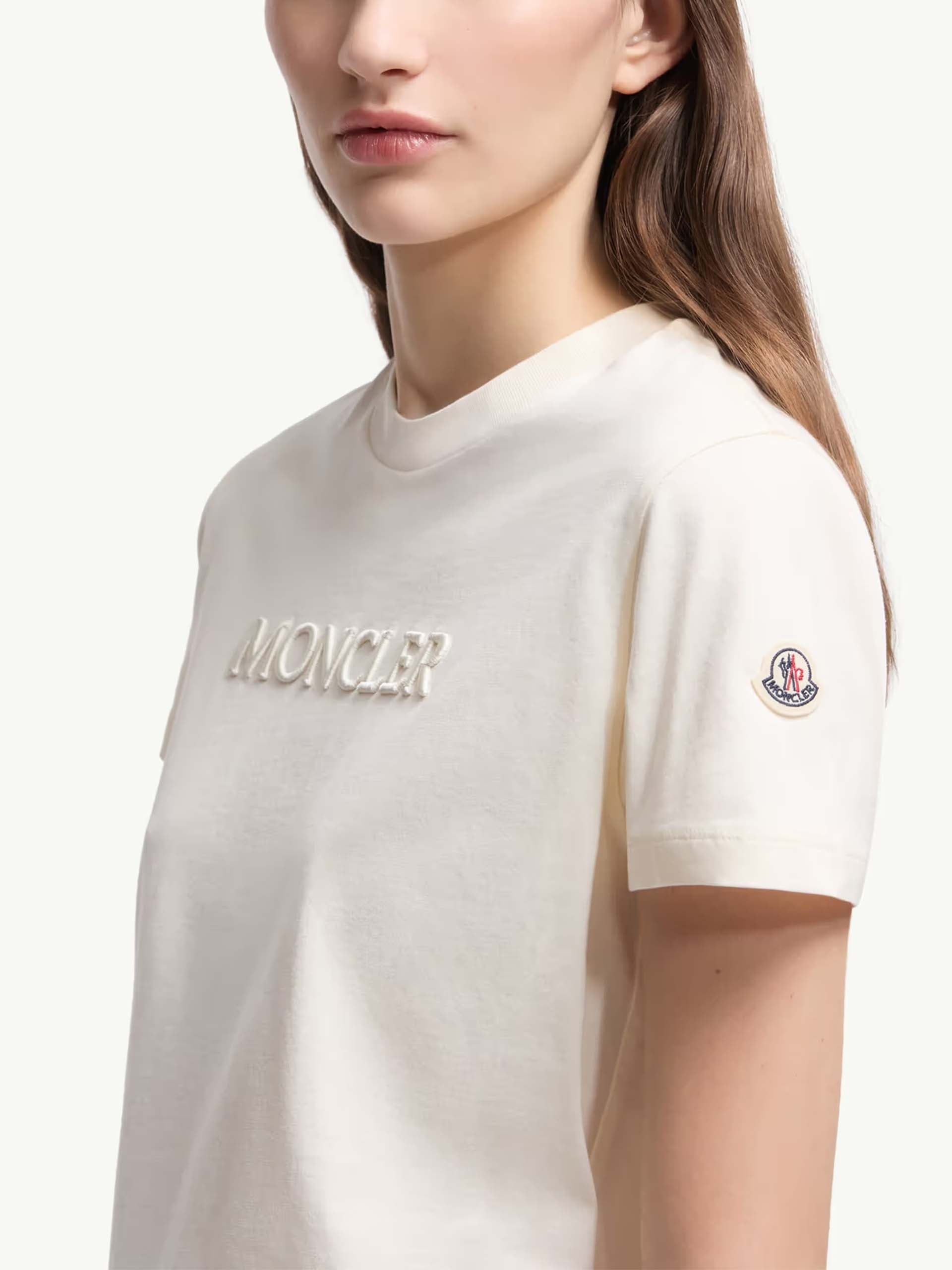 MONCLER - T-Shirt mit Logo-Stickerei für Damen in Cremeweiß - Cream white