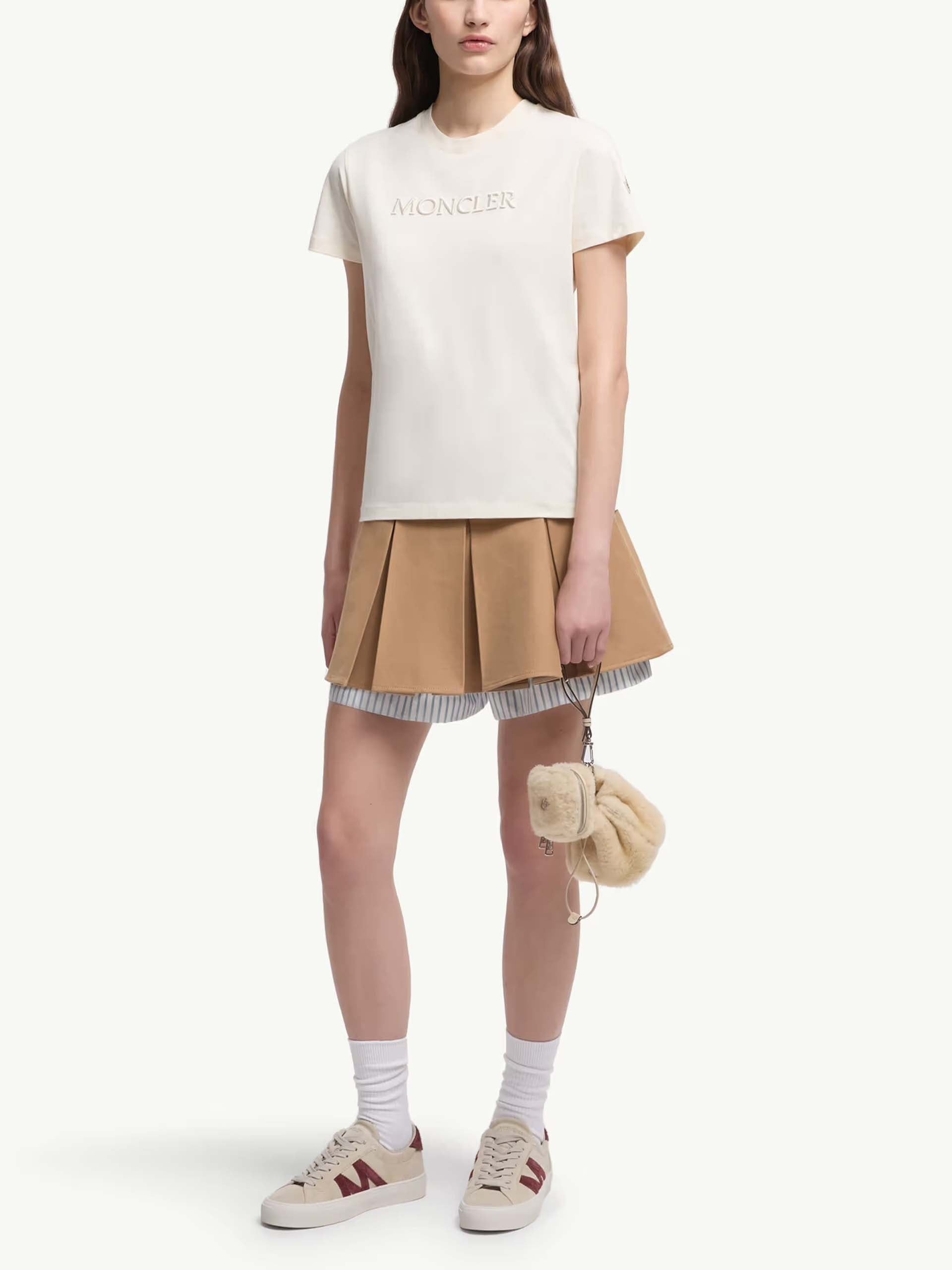 MONCLER - T-Shirt mit Logo-Stickerei für Damen in Cremeweiß - Cream white
