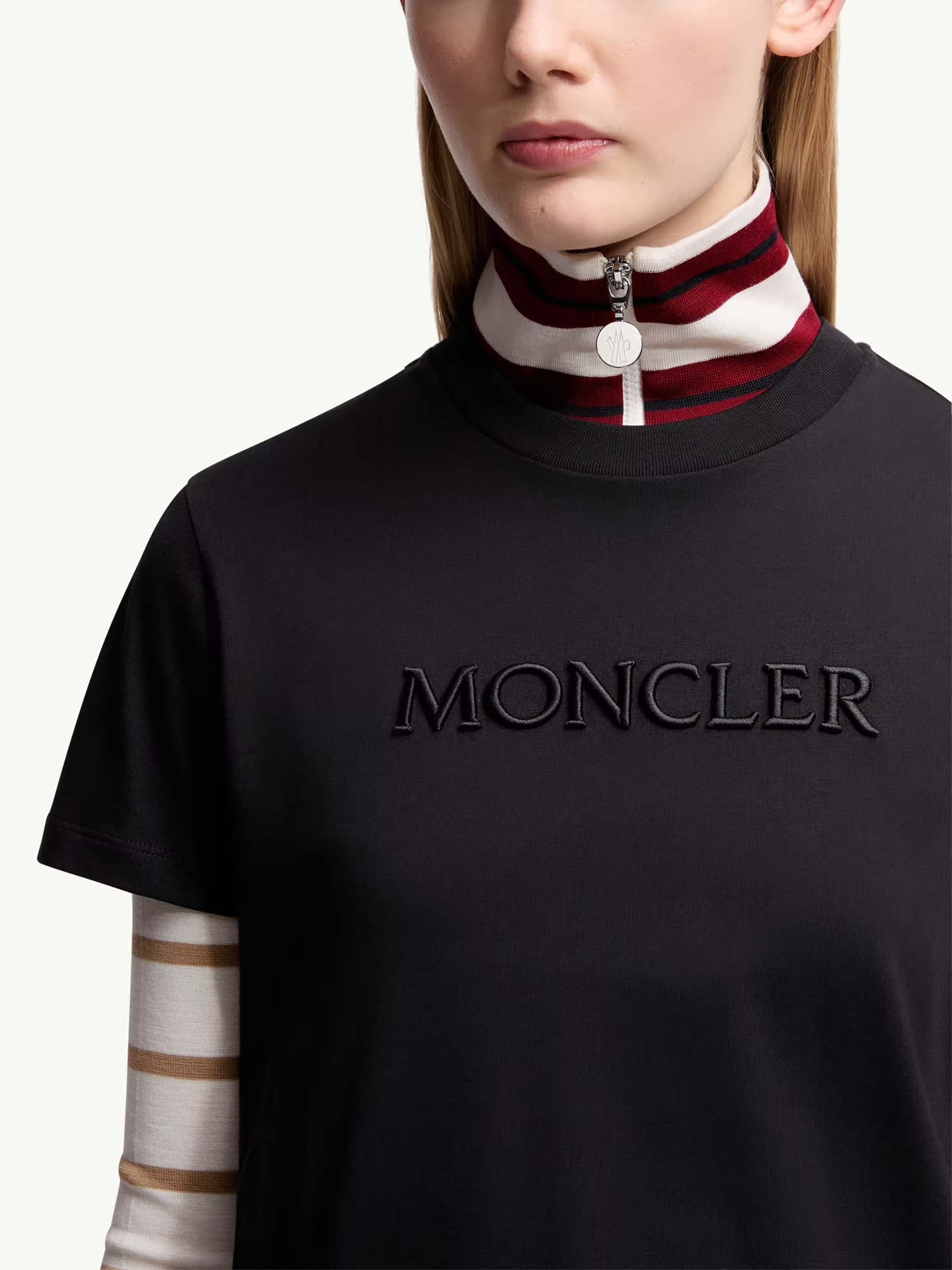 MONCLER - T-Shirt mit Logo-Stickerei für Damen in Schwarz - Black