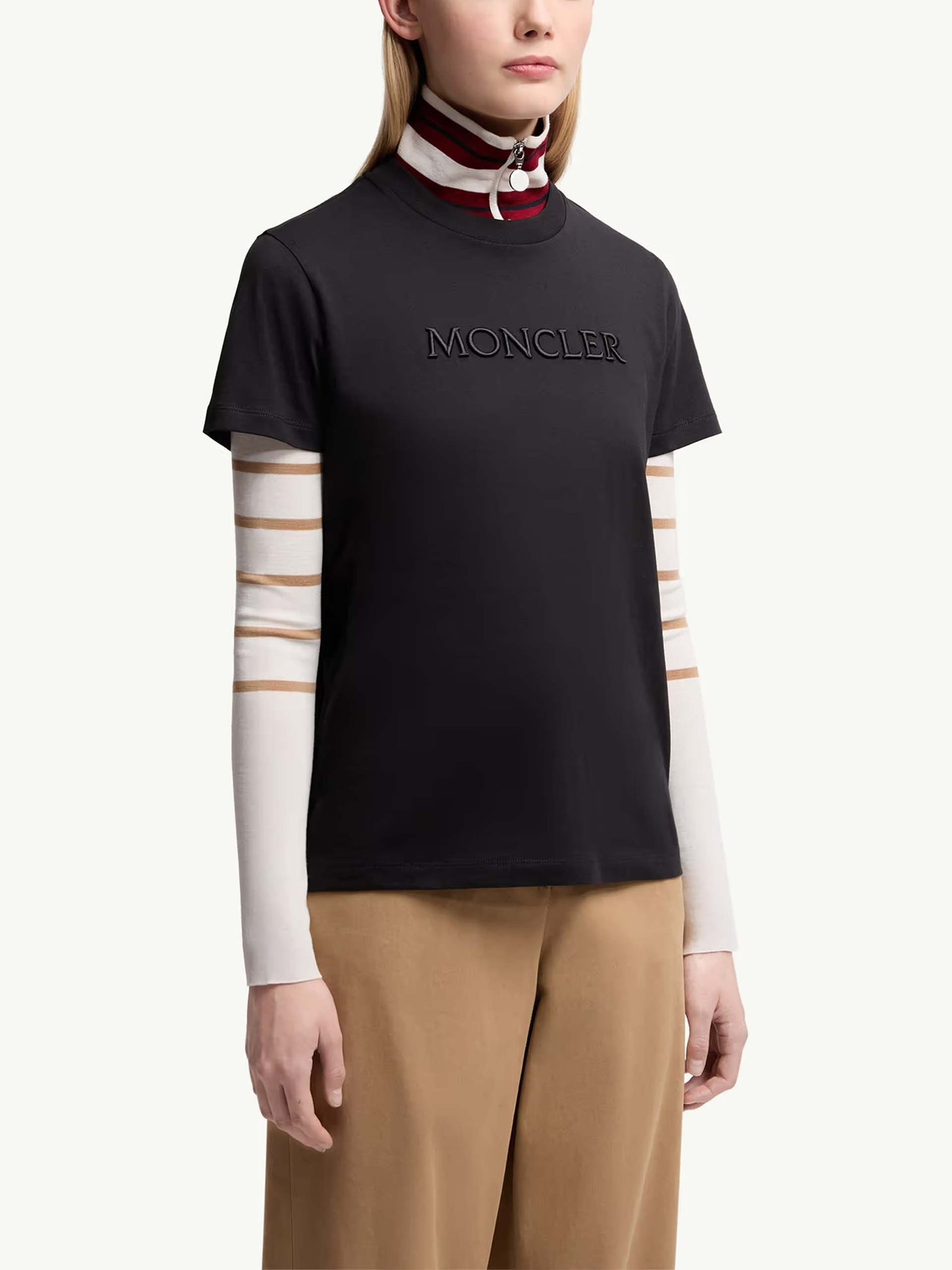 MONCLER - T-Shirt mit Logo-Stickerei für Damen in Schwarz - Black