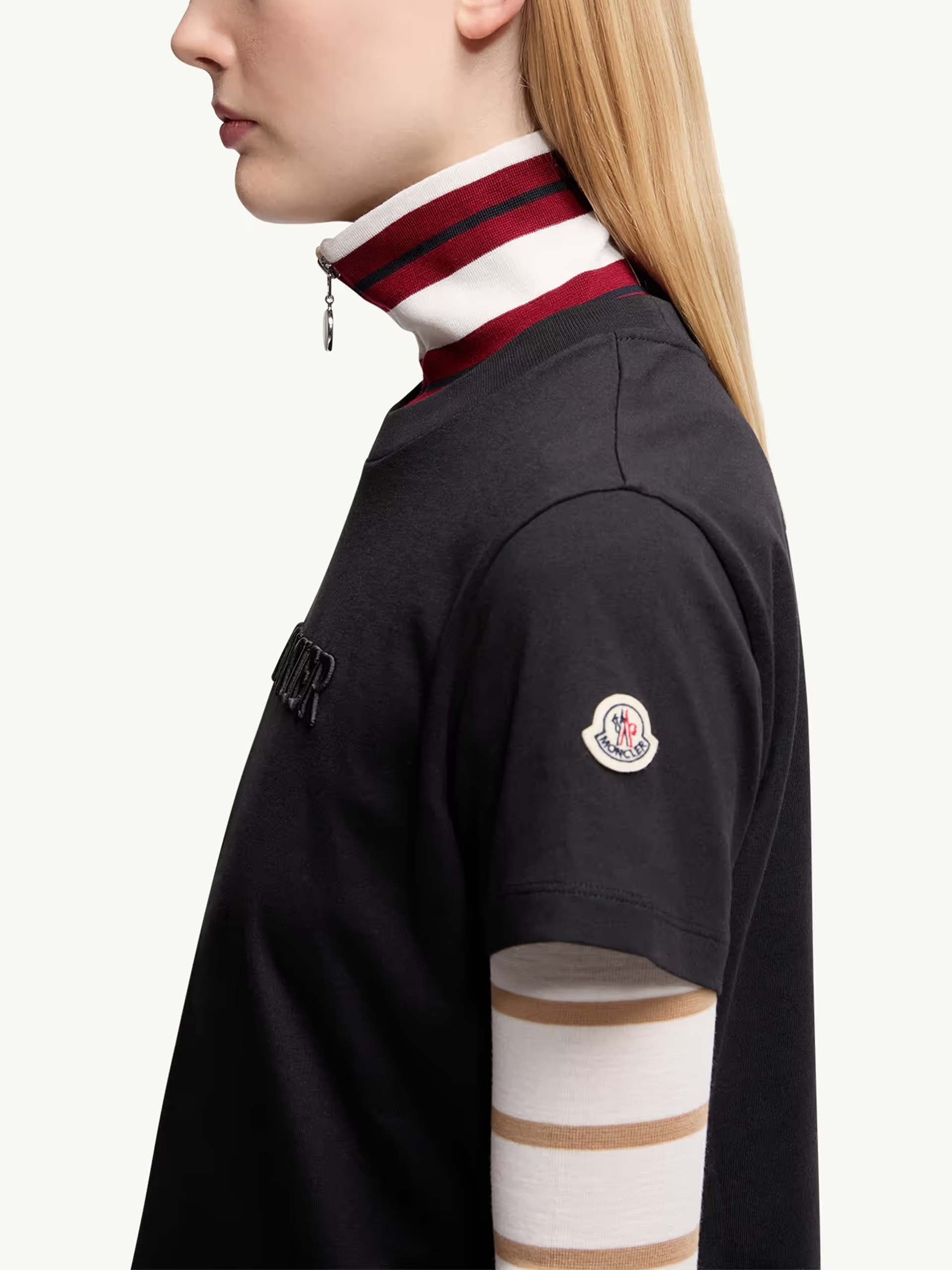 MONCLER - T-Shirt mit Logo-Stickerei für Damen in Schwarz - Black