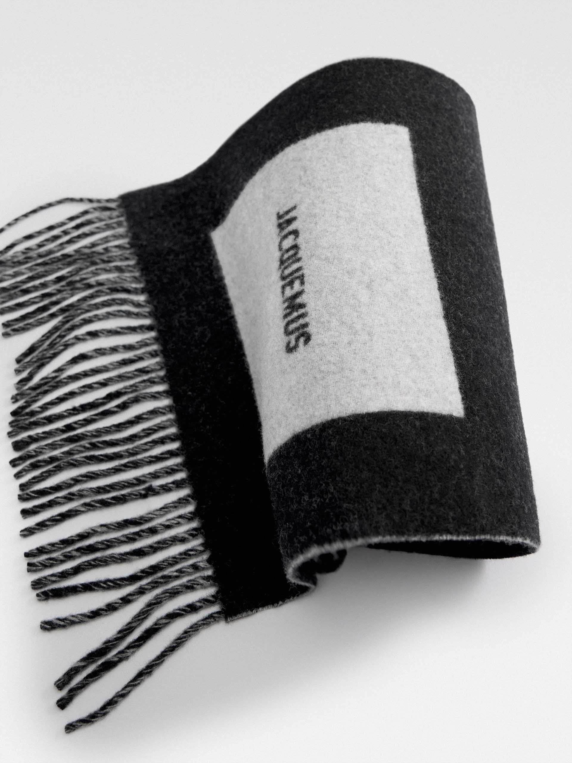 JACQUEMUS - Rond Carré Schal mit Logo aus Schurwolle in Schwarz - Black