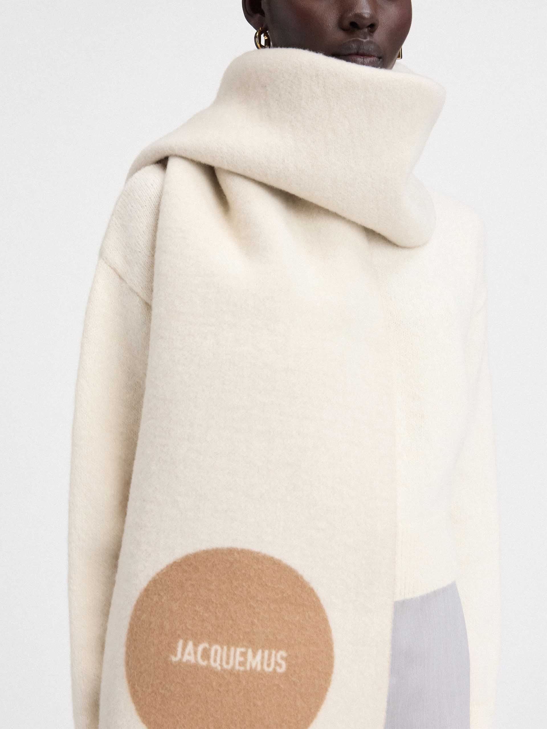 JACQUEMUS - Rond Carré Schal mit Logo aus Schurwolle in Beige