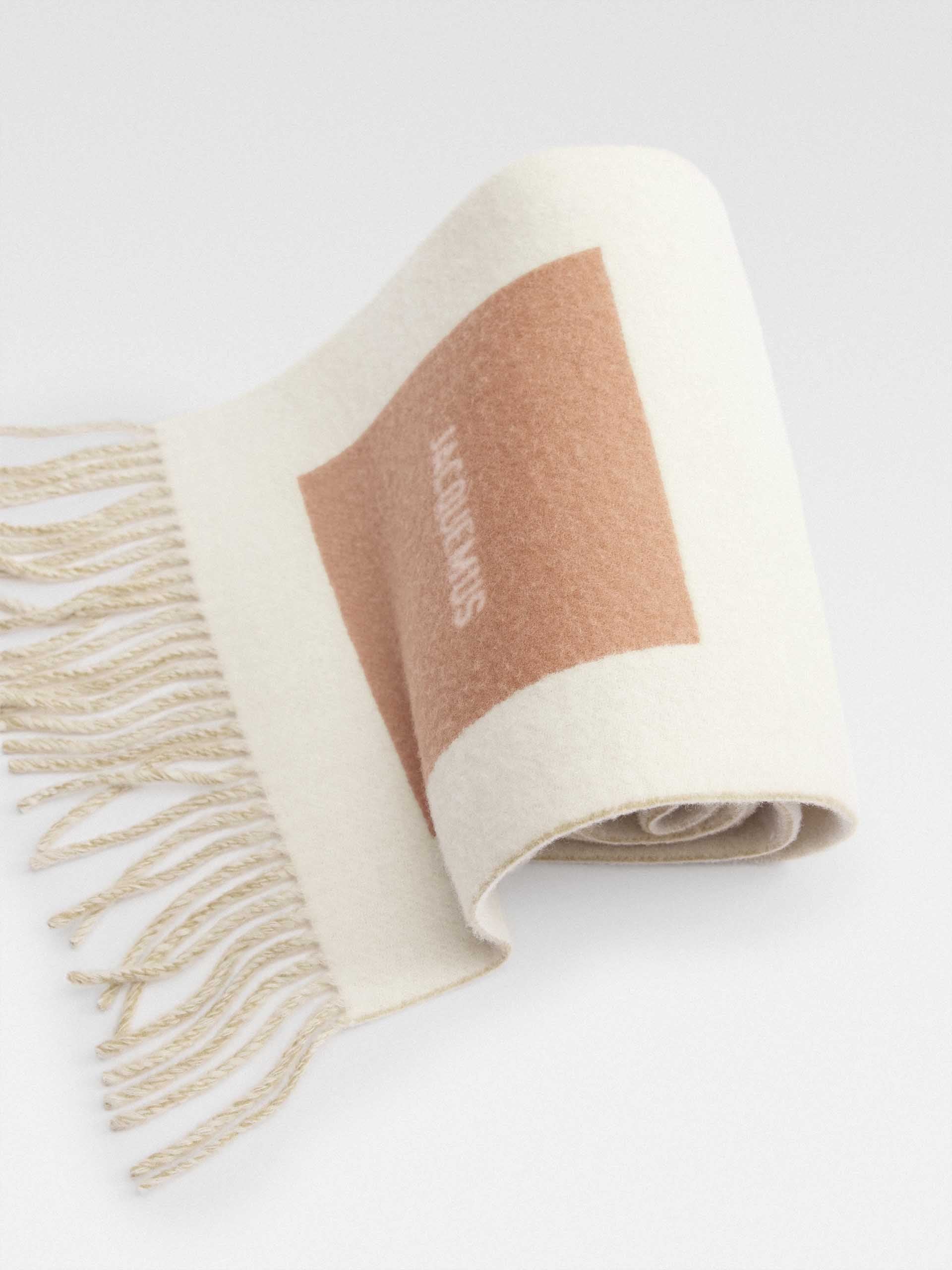 JACQUEMUS - Rond Carré Schal mit Logo aus Schurwolle in Beige